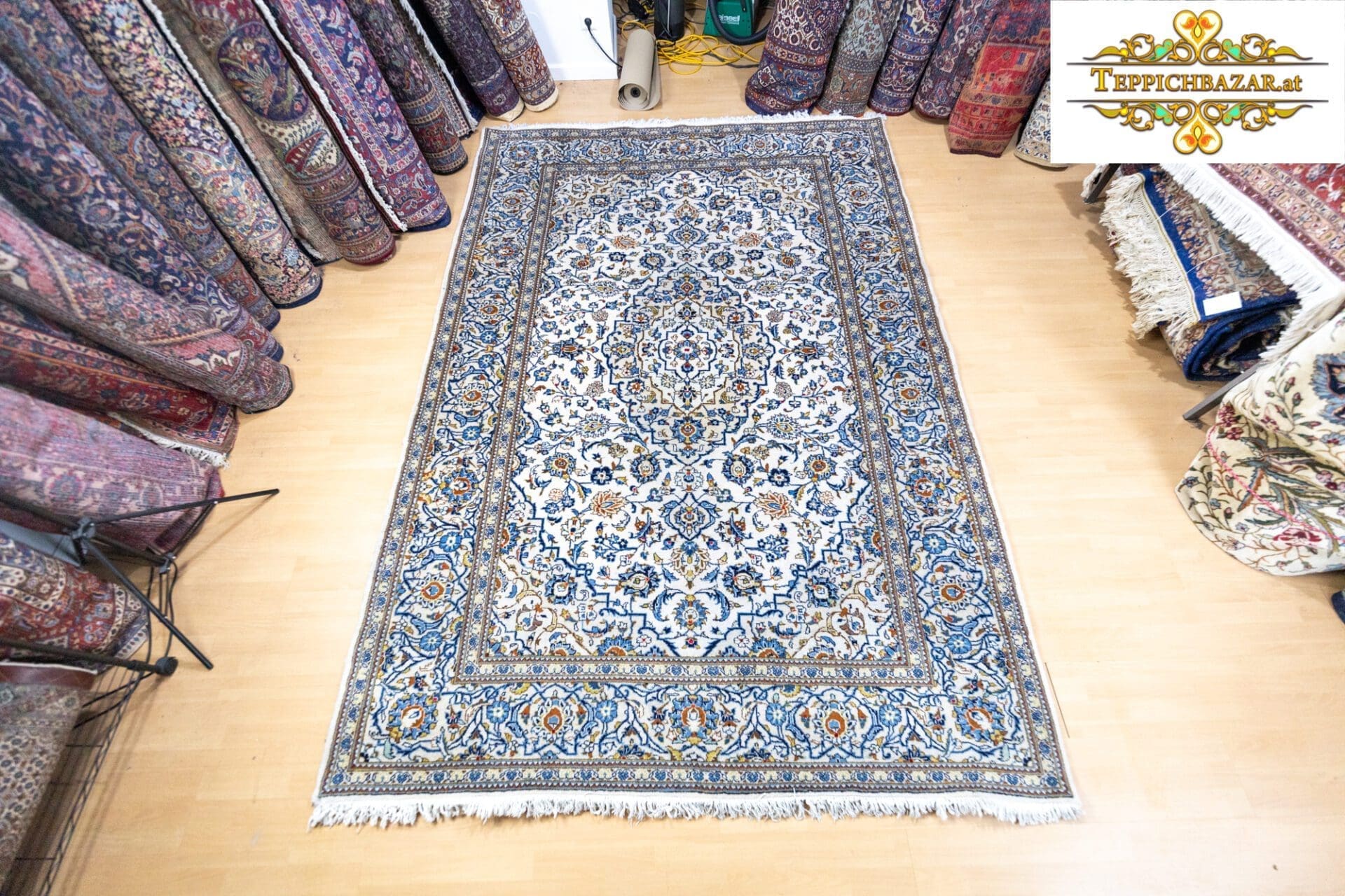 Alternative view of Kashan Persian Rug 292 × 202 cm in Cotton, hand-knotted