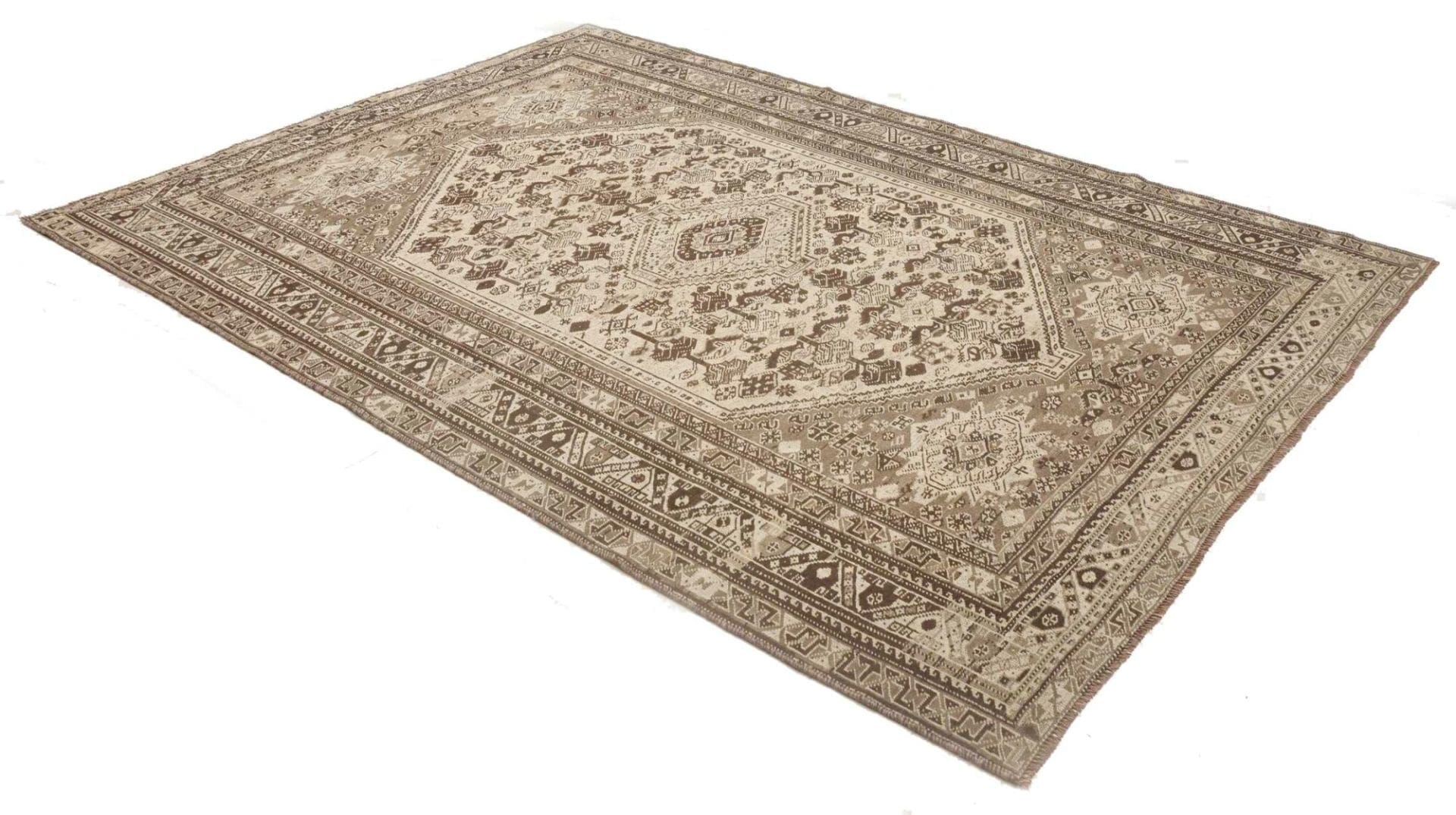 Alternative view of Persian Rug 207 × 286 cm in Wool, hand-knotted