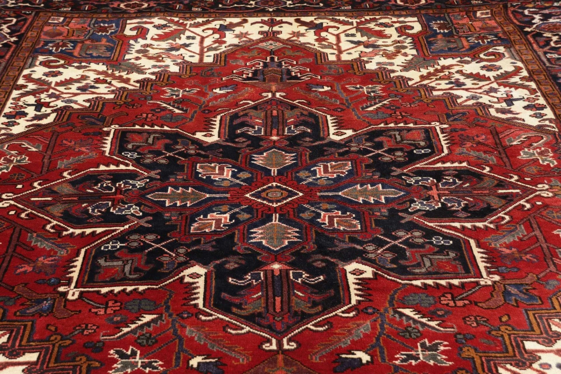 Heriz Persian Rug 213 × 287 cm in Wool, hand-knotted - Image 7