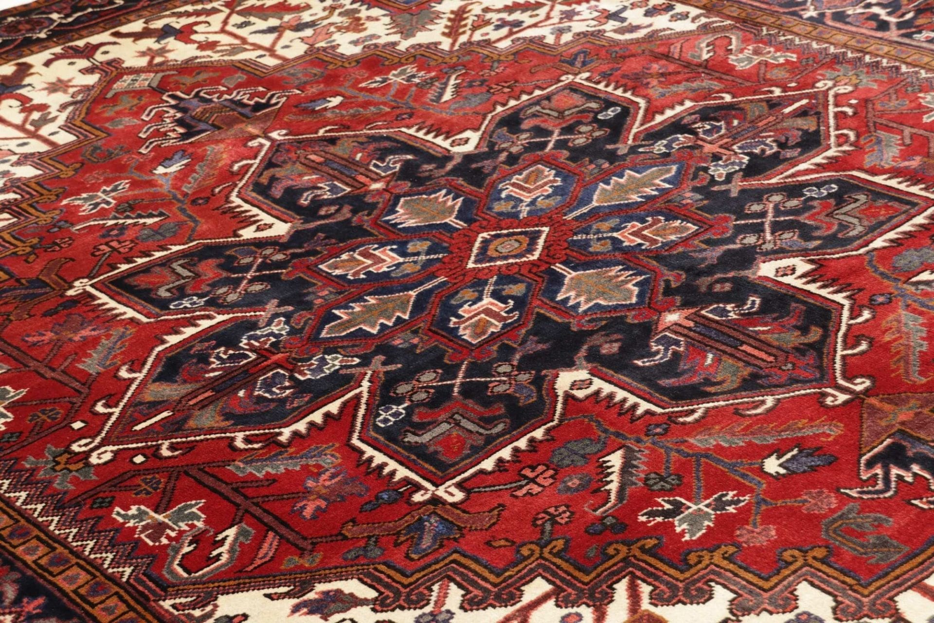 Heriz Persian Rug 213 × 287 cm in Wool, hand-knotted - Image 8