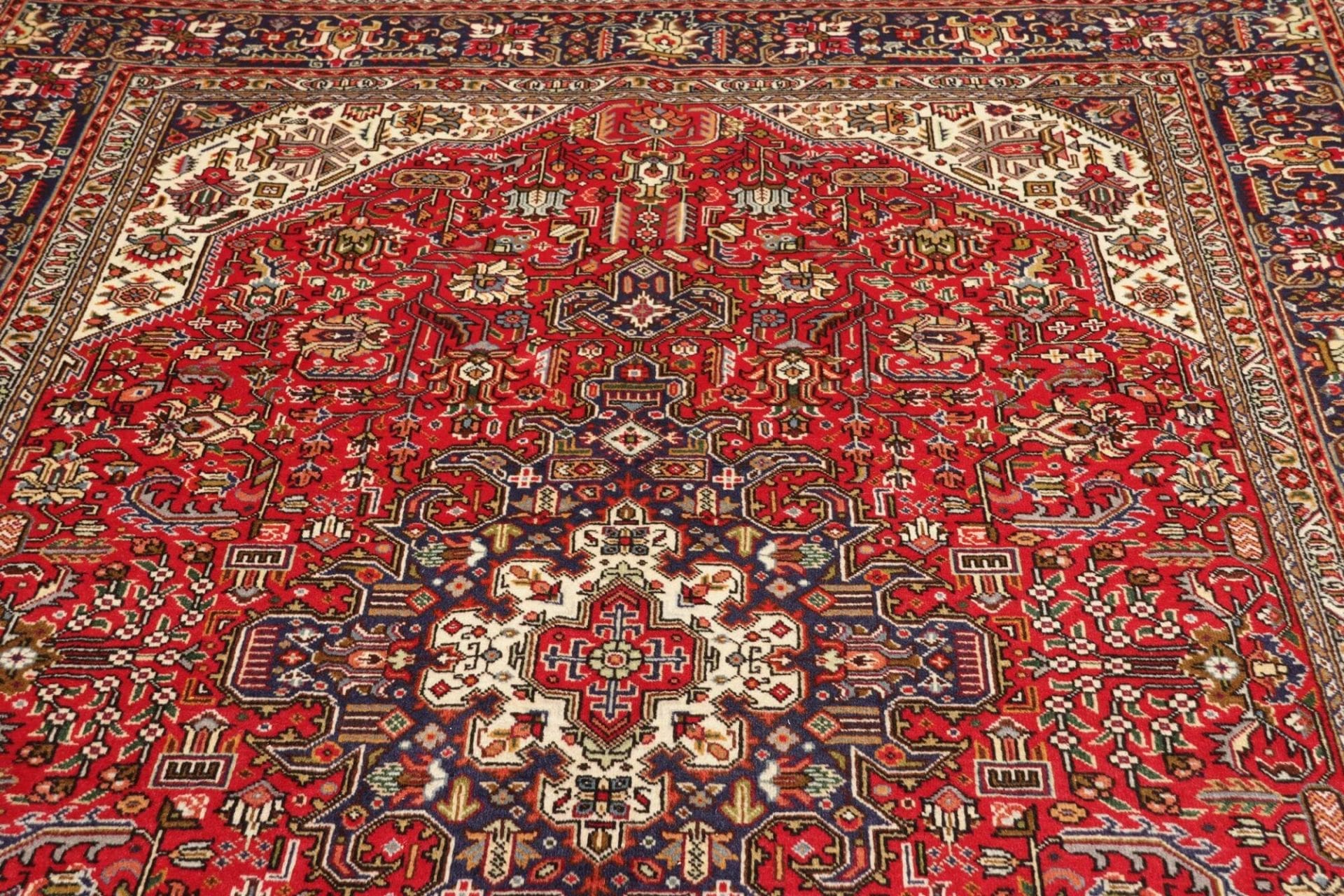 Tabriz Persian Rug 201 × 293 cm in Wool, hand-knotted - Image 8