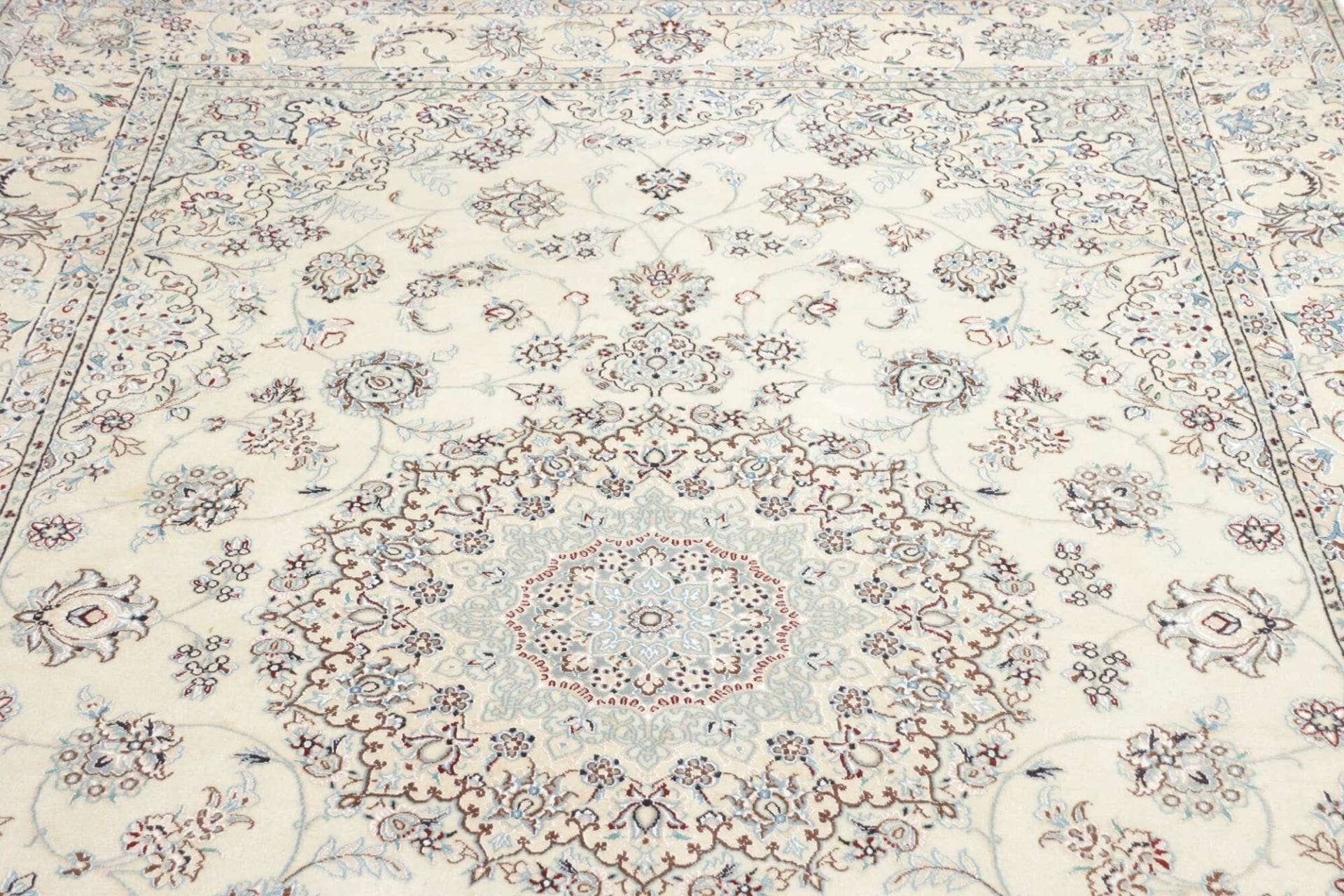 Nain Persian Rug 196 × 312 cm in Wool, hand-knotted - Image 9