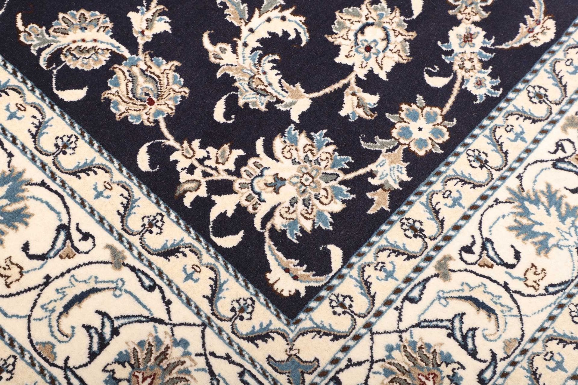 Nain Persian Rug 191 × 282 cm in Wool, hand-knotted - Image 6