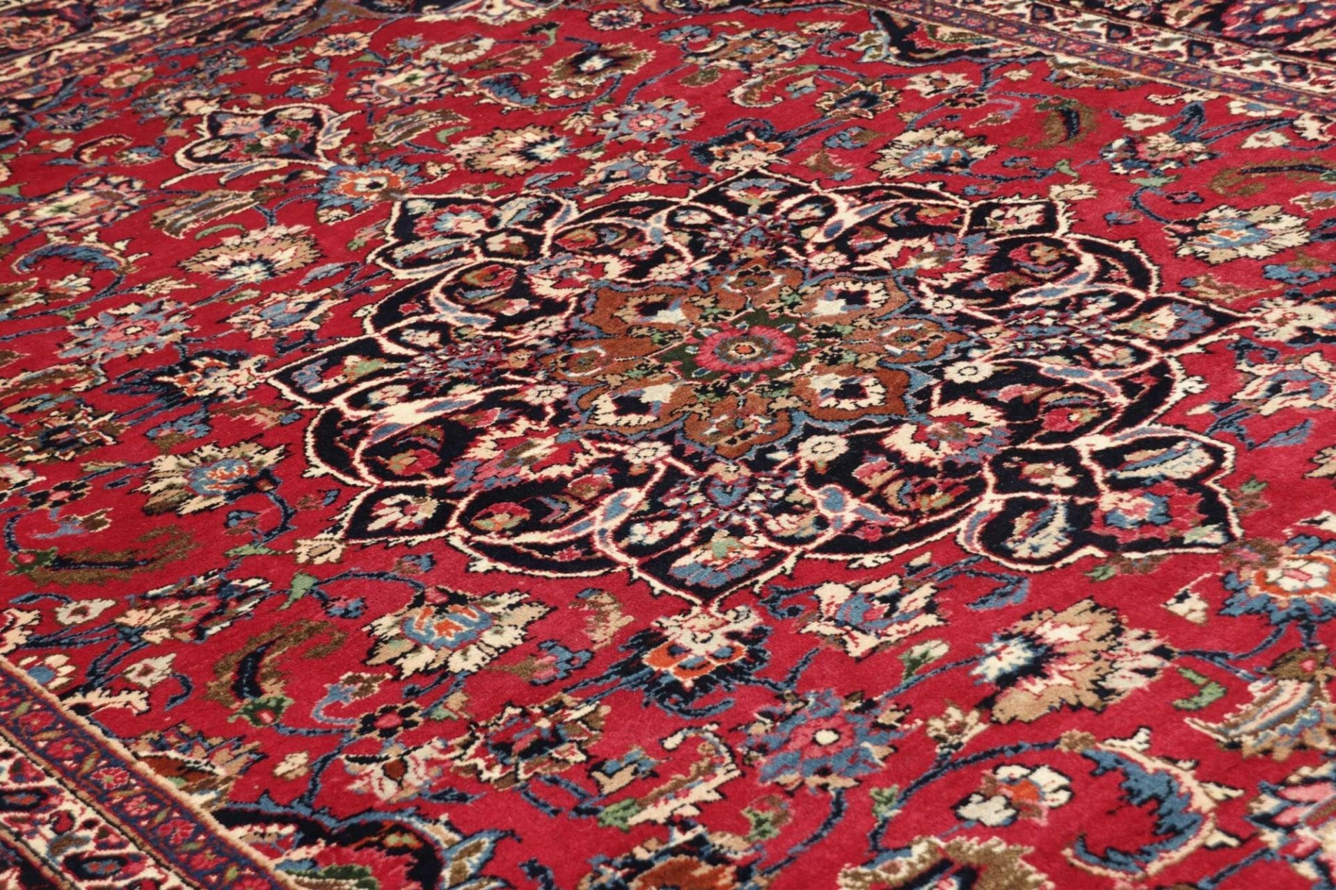 Mashhad Persian Rug 207 × 325 cm in Wool, hand-knotted - Image 9