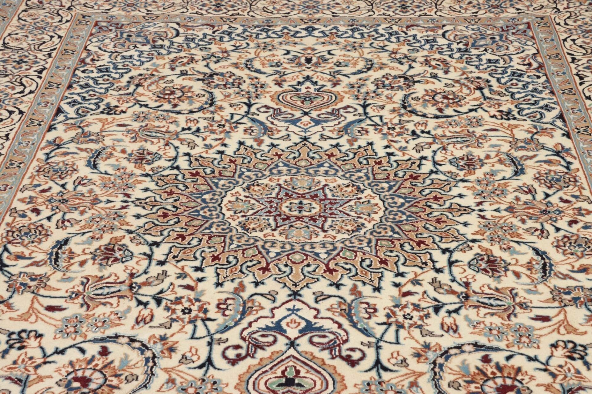 Wool Nain Persian Rug 199 × 302 cm, hand-knotted - Image 4