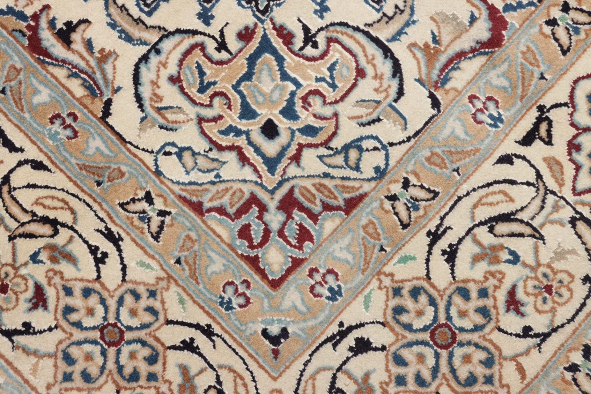 Wool Nain Persian Rug 199 × 302 cm, hand-knotted - Image 6
