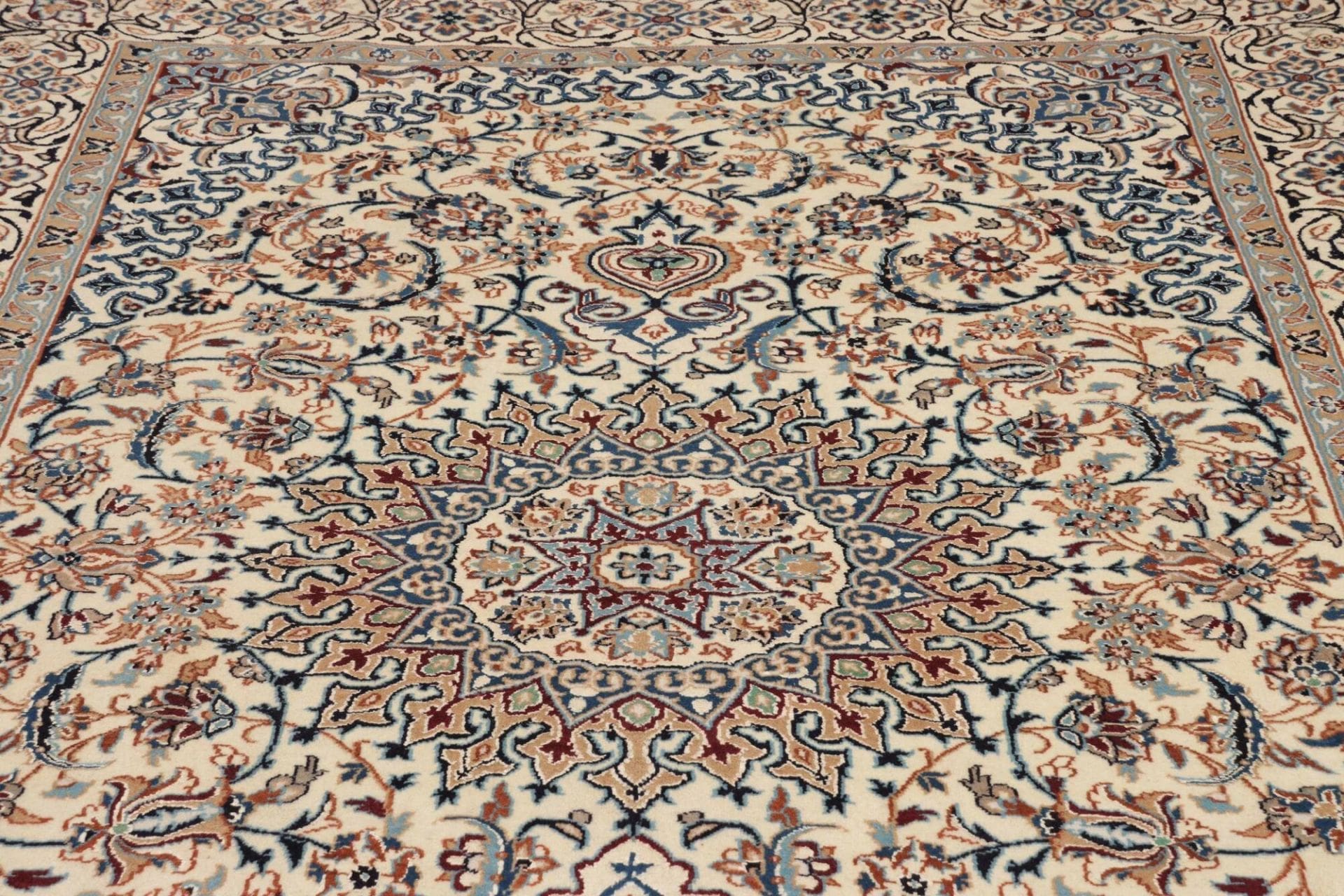 Wool Nain Persian Rug 199 × 302 cm, hand-knotted - Image 7