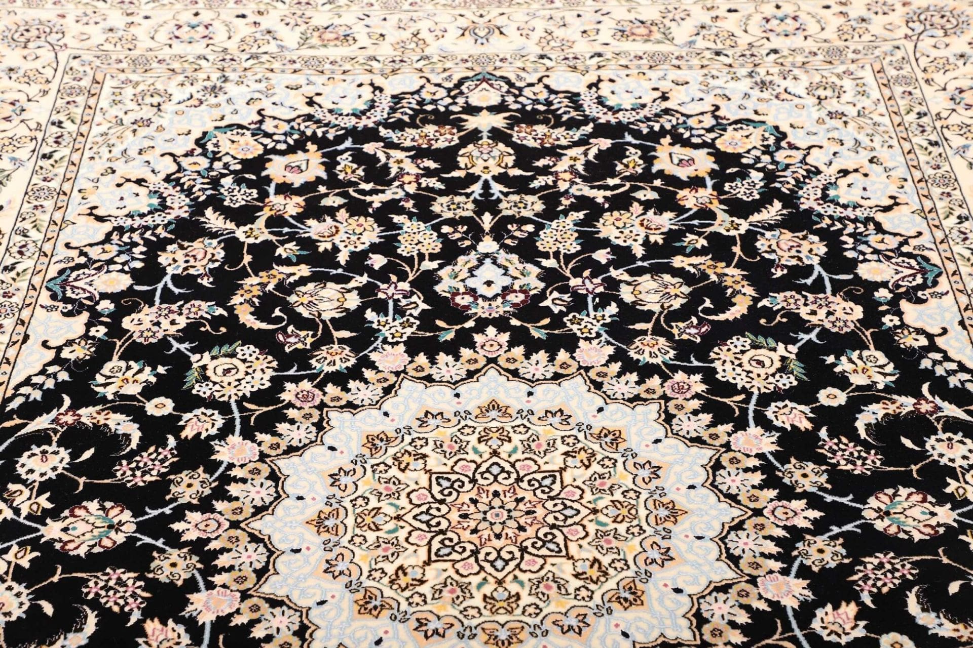 Nain Persian Rug 165 × 246 cm in Wool, hand-knotted - Image 8
