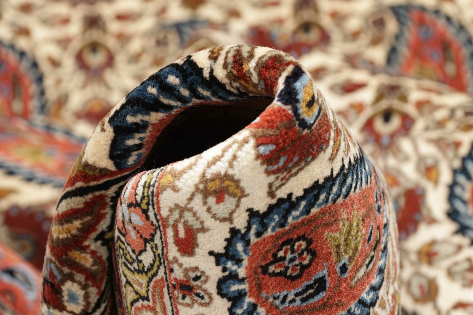 Isfahan Persian Rug 153 × 218 cm in Wool, hand-knotted - Image 10
