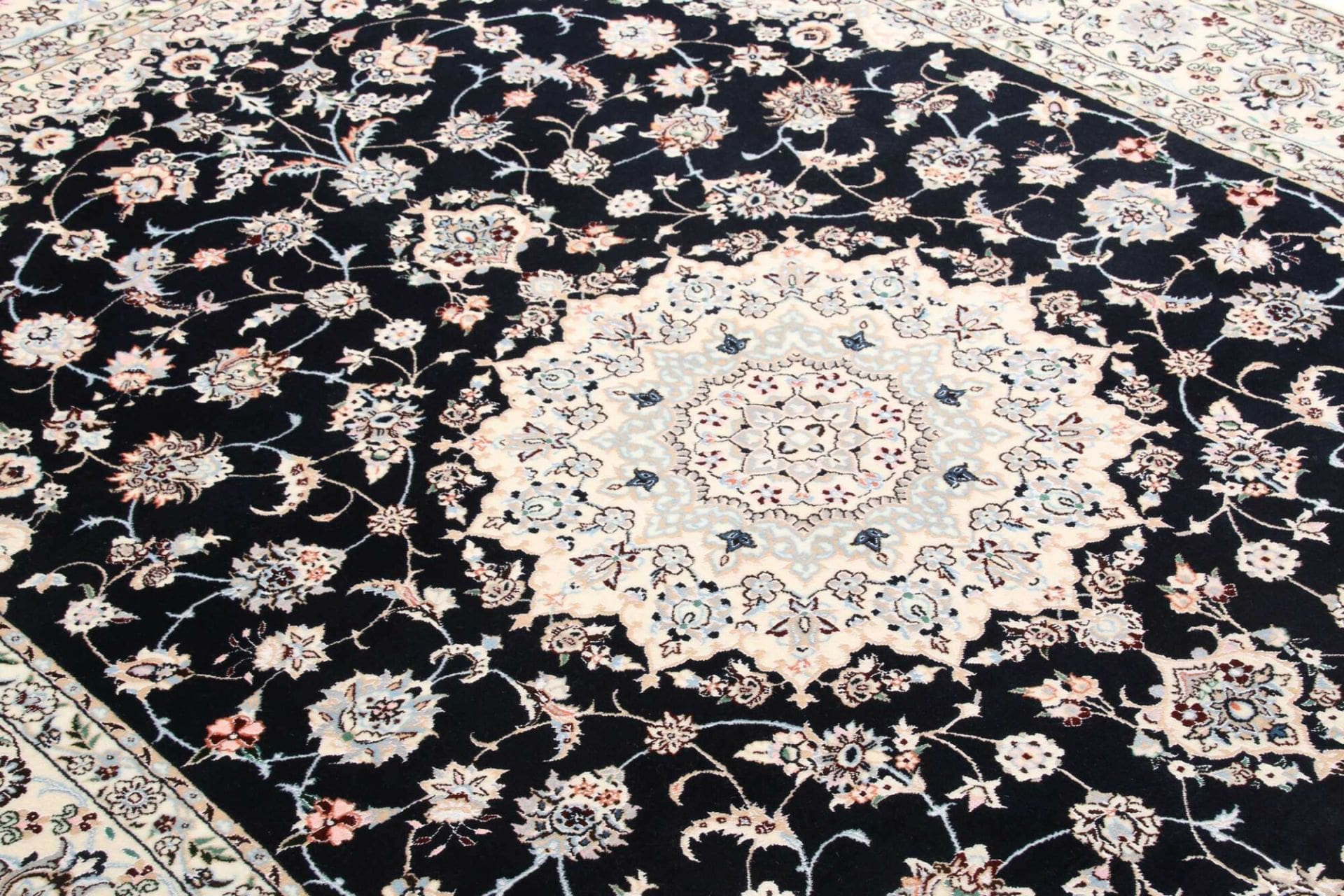 Nain Persian Rug 160 × 237 cm in Wool, hand-knotted - Image 7