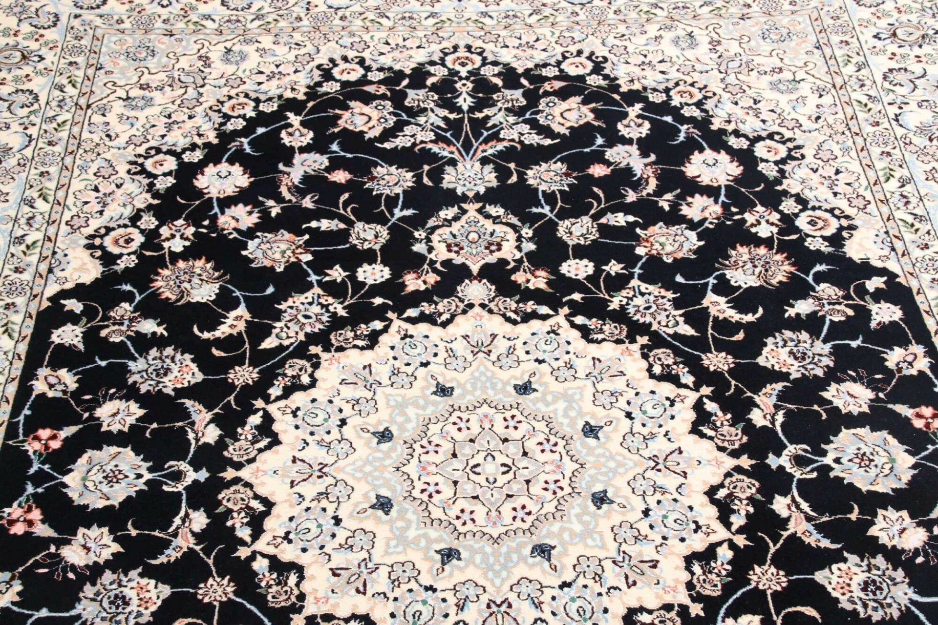Nain Persian Rug 160 × 237 cm in Wool, hand-knotted - Image 10