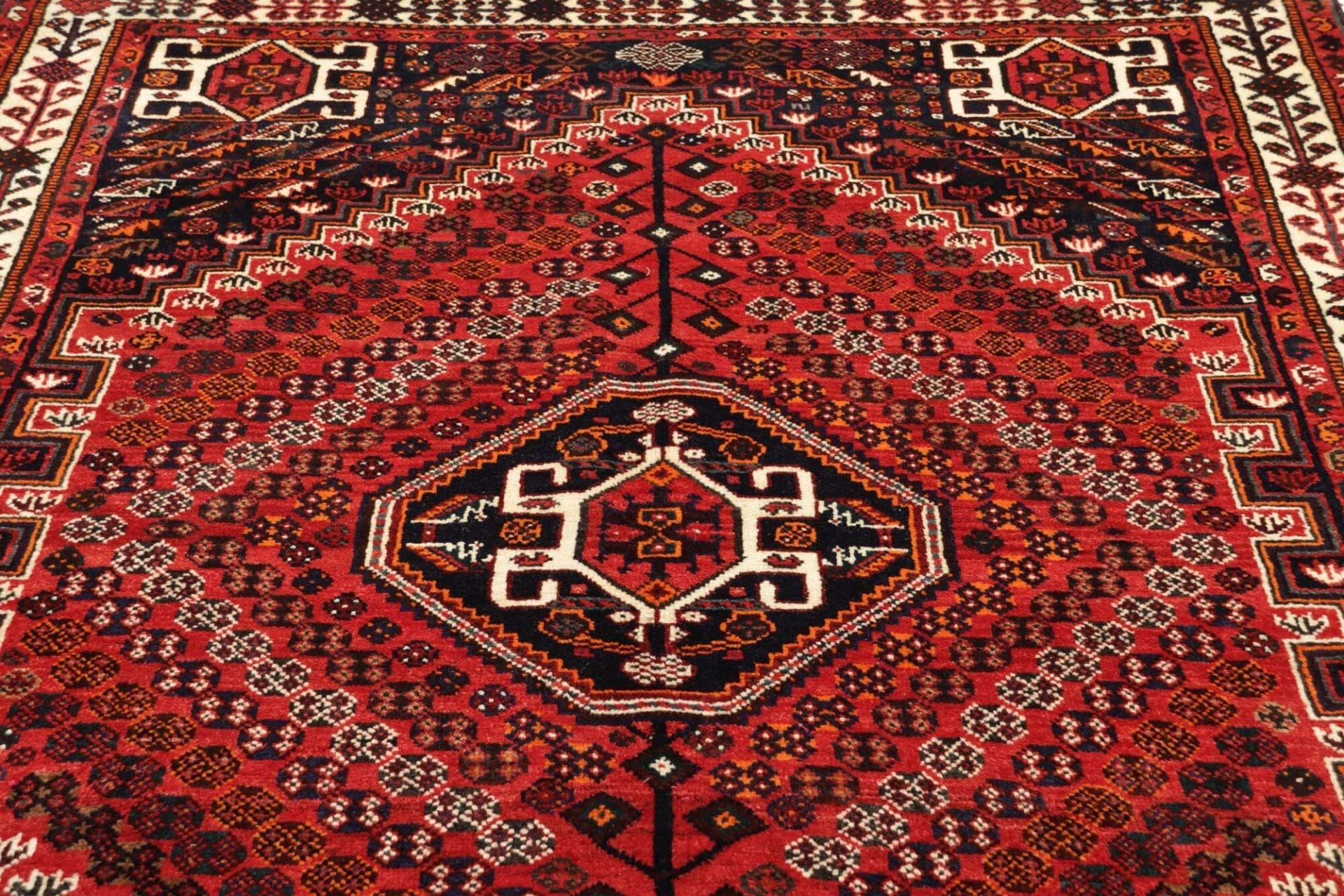 Hand-Knotted Qashqai Persian Rug, 173 × 254 cm, Wool - Image 7