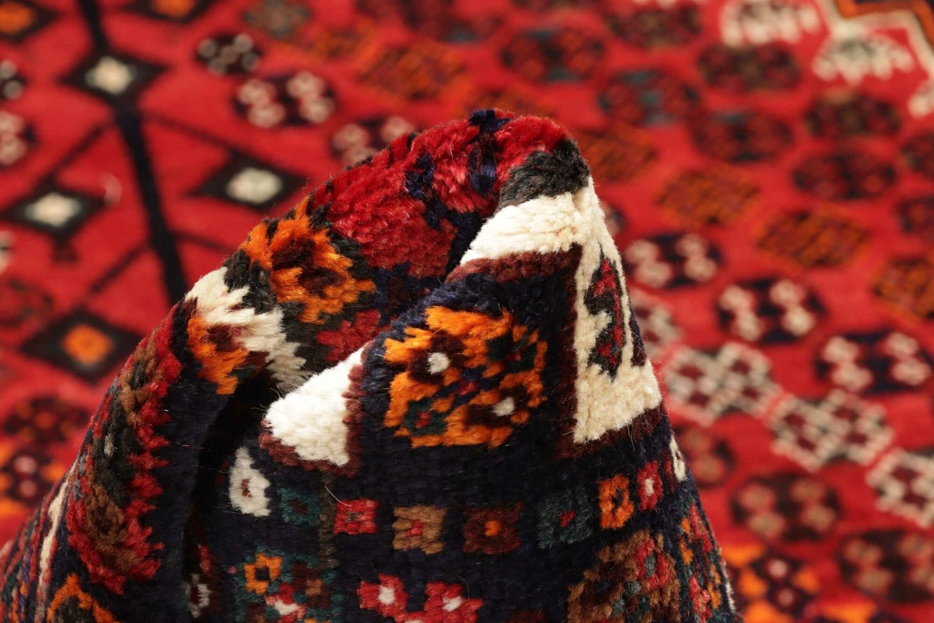 Hand-Knotted Qashqai Persian Rug, 173 × 254 cm, Wool - Image 9