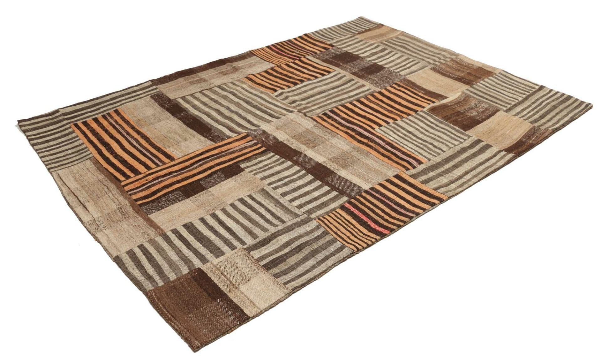 Alternative view of Persian Rug 177 × 240 cm in Wool, hand-knotted