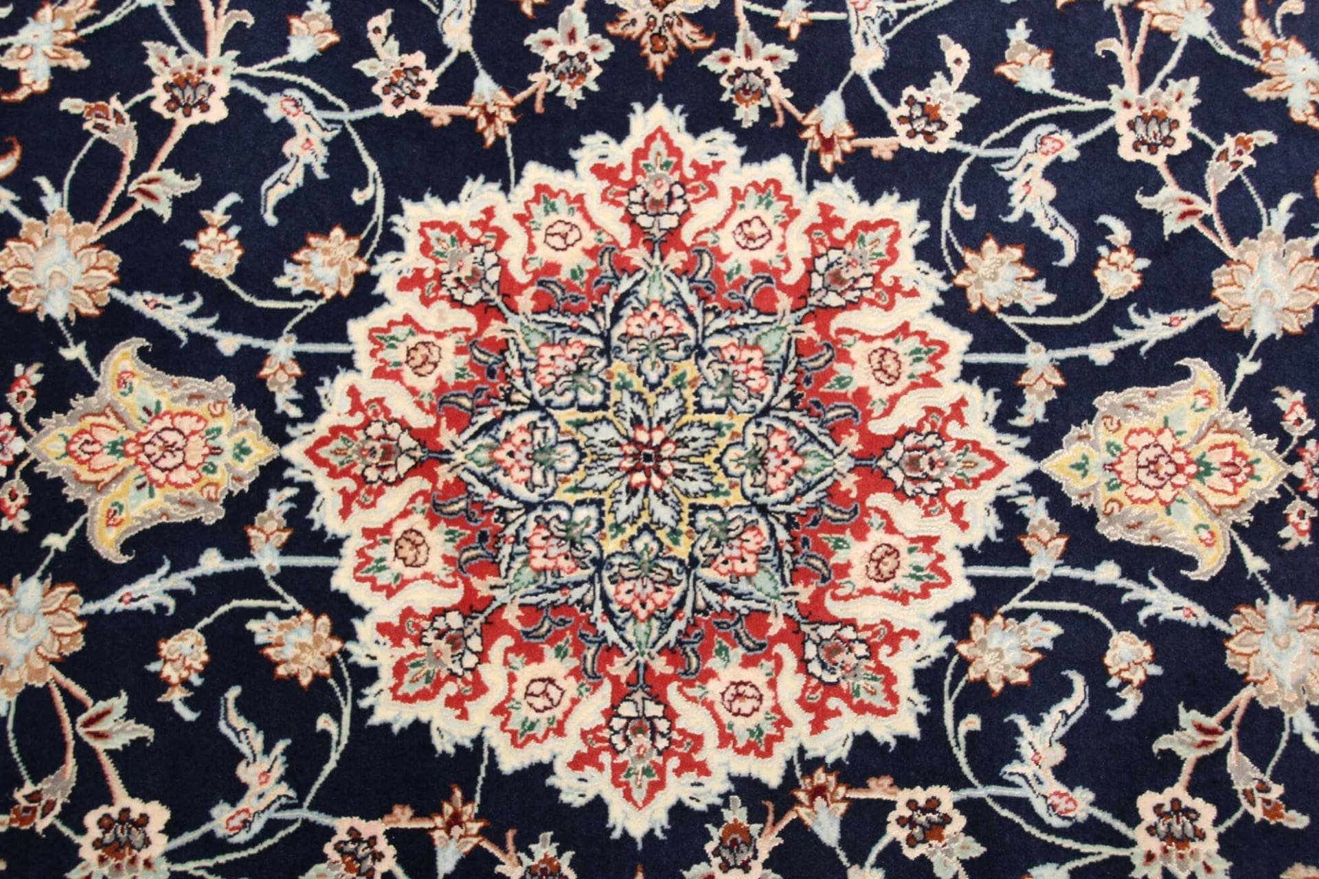 Wool Isfahan Persian Rug 160 × 232 cm, hand-knotted - Image 5