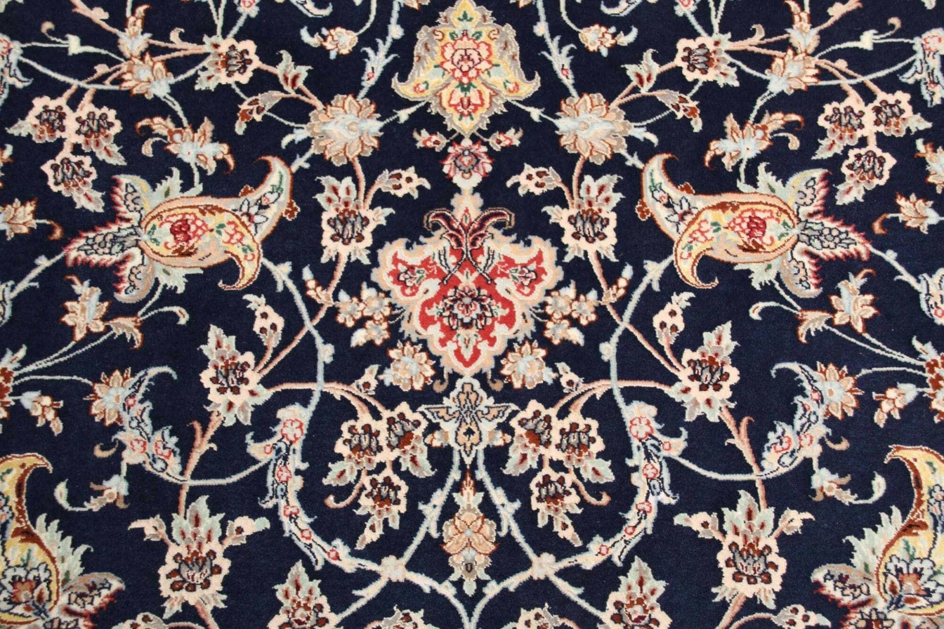 Wool Isfahan Persian Rug 160 × 232 cm, hand-knotted - Image 6