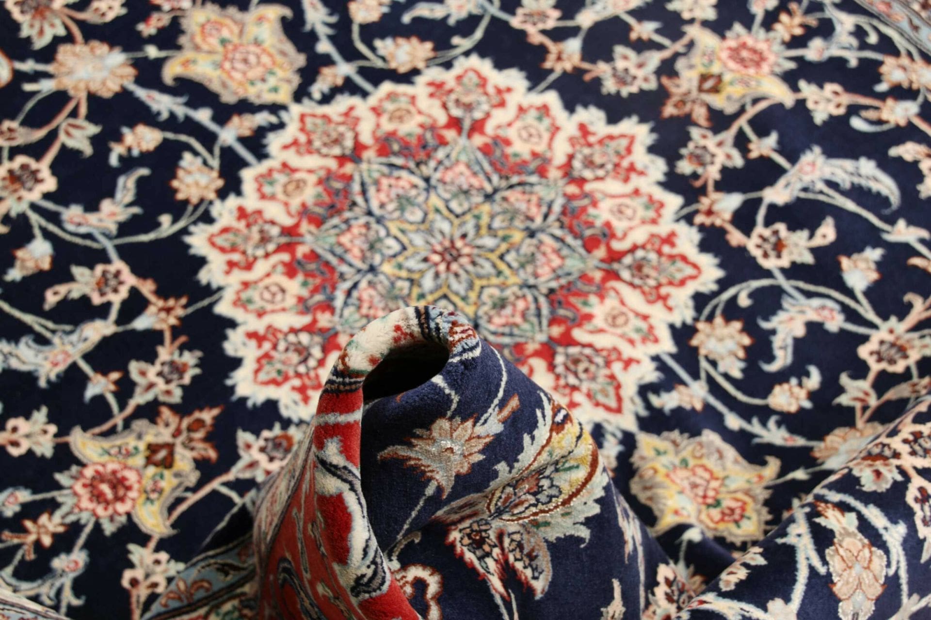 Wool Isfahan Persian Rug 160 × 232 cm, hand-knotted - Image 8
