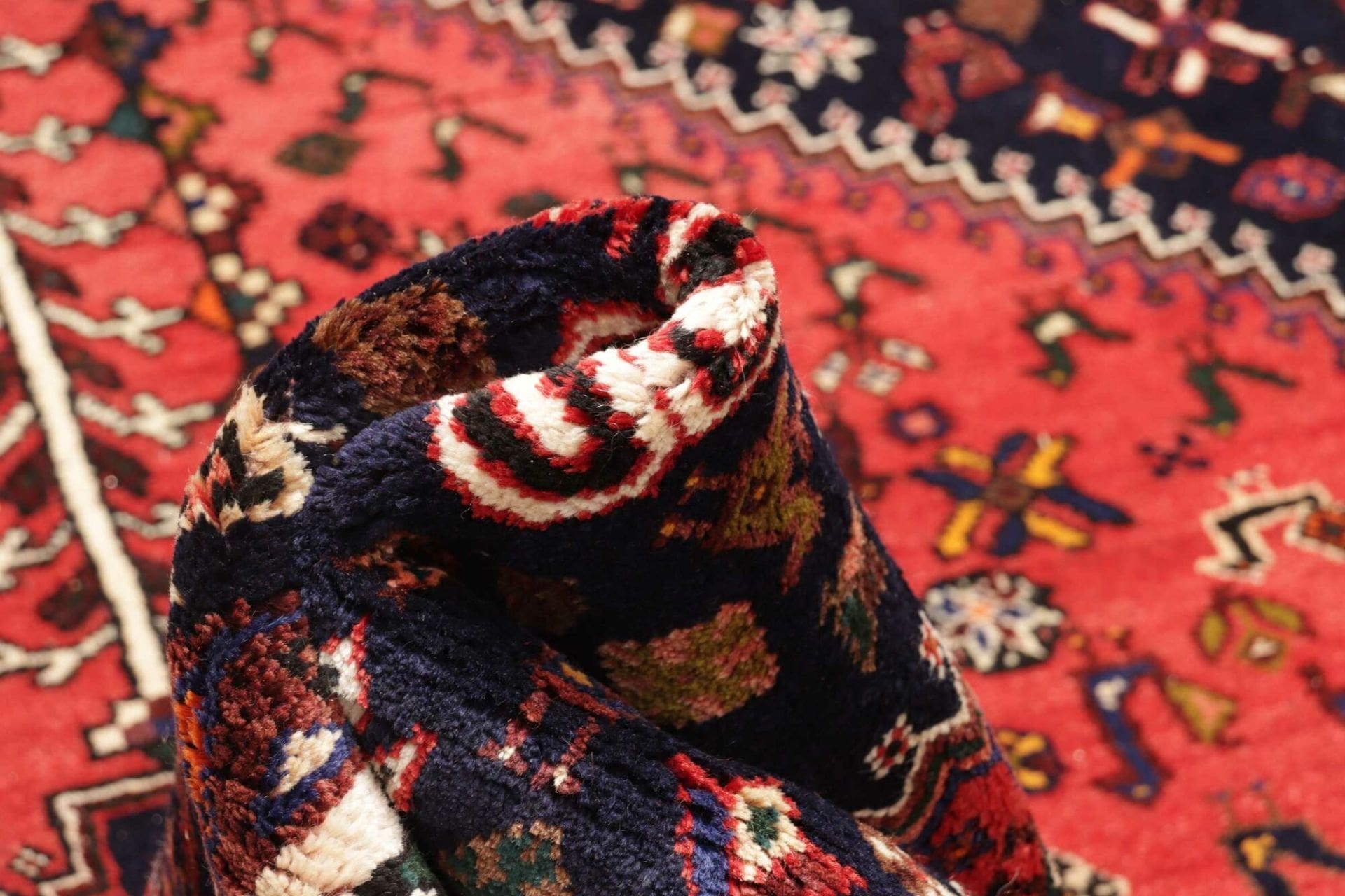 Wool Qashqai Persian Rug 165 × 218 cm, hand-knotted - Image 9