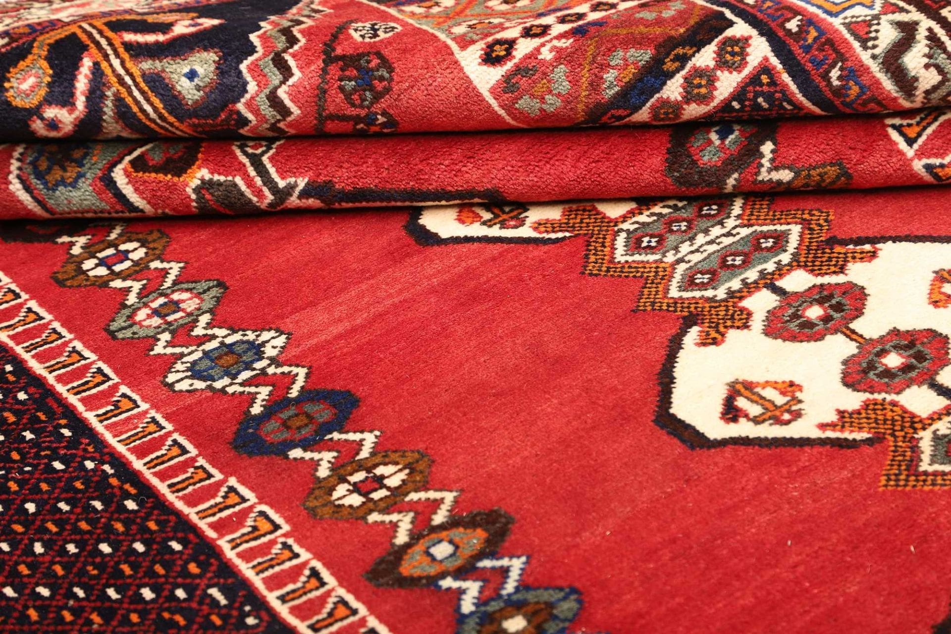 Hand-Knotted Shiraz Persian Rug, 163 × 240 cm, Wool - Image 10