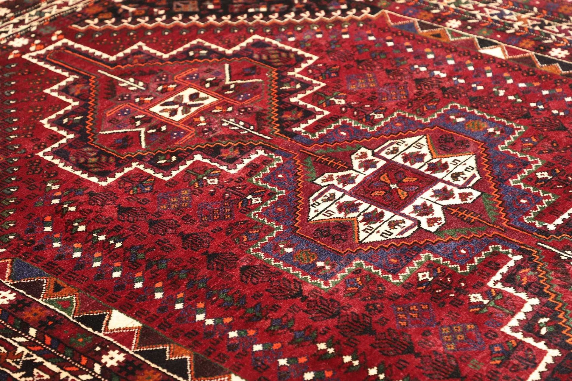 Hand-Knotted Shiraz Persian Rug, 189 × 260 cm, Wool - Image 7