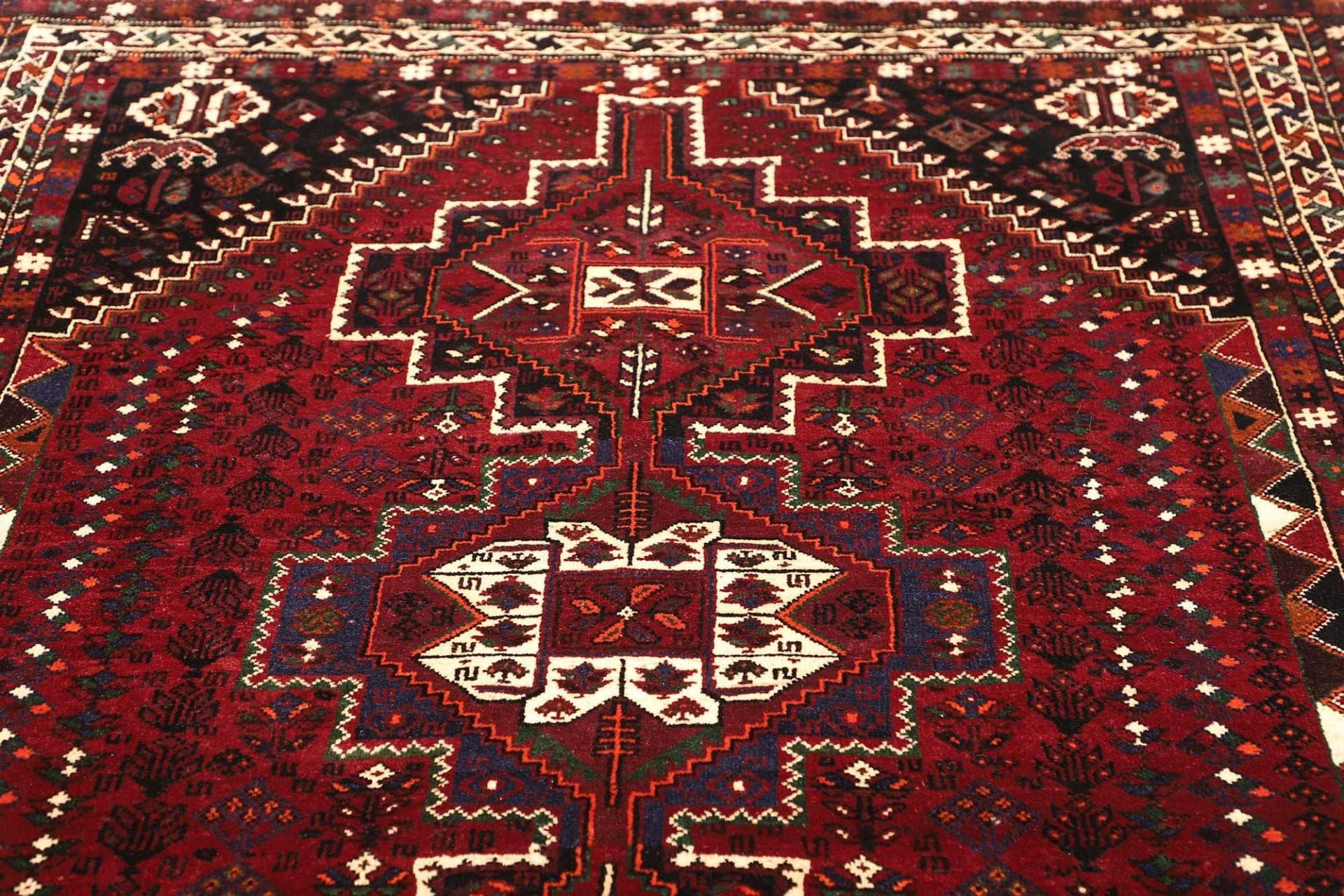 Hand-Knotted Shiraz Persian Rug, 189 × 260 cm, Wool - Image 8