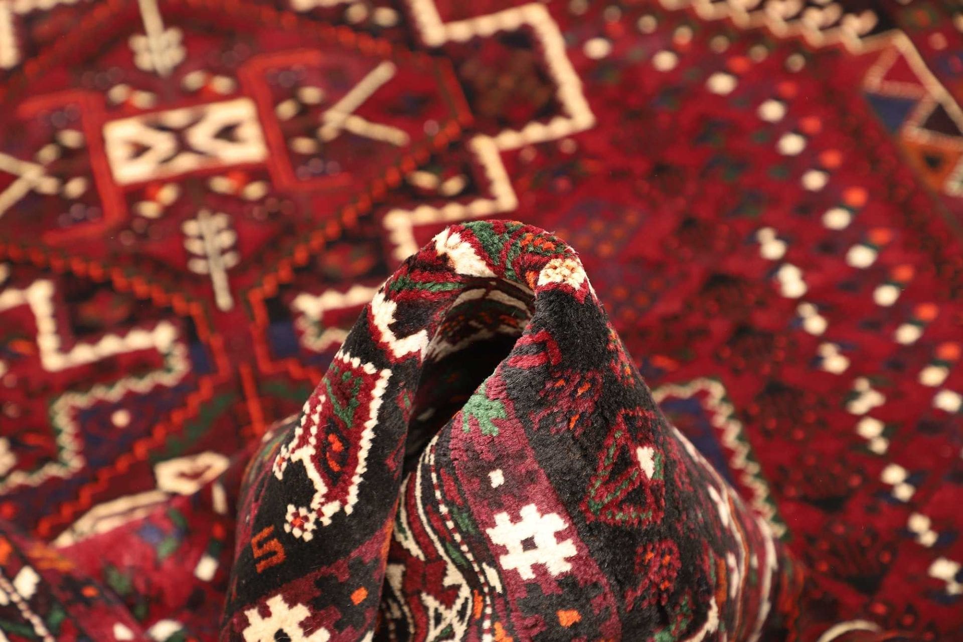 Hand-Knotted Shiraz Persian Rug, 189 × 260 cm, Wool - Image 9
