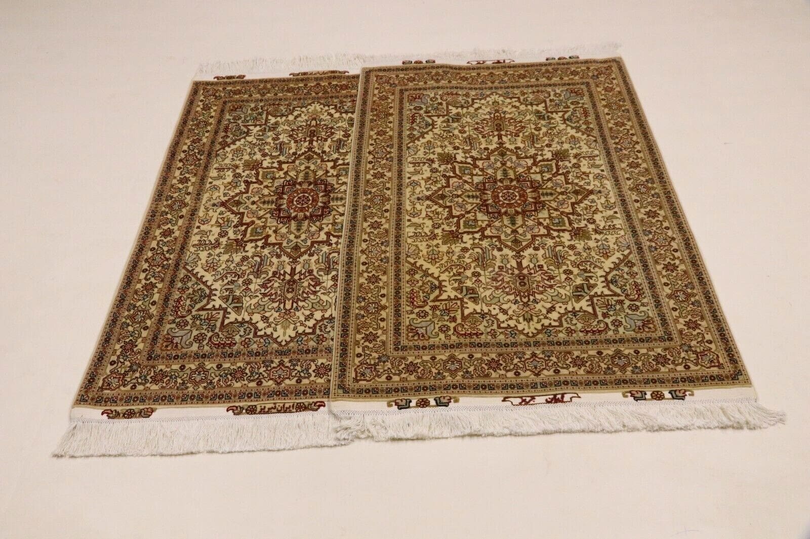 Alternative view of Tabriz Persian Rug 160 × 100 cm in Wool, hand-knotted