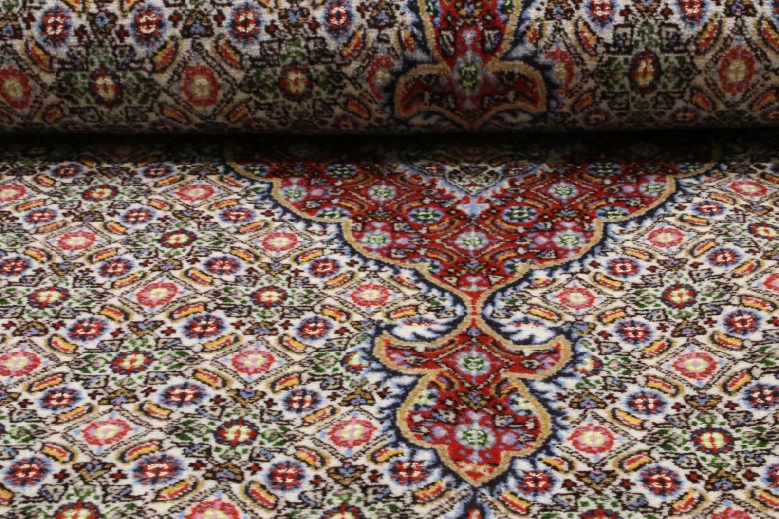 Alternative view of Moud Persian Rug 230 × 161 cm in Wool & Silk, hand-knotted