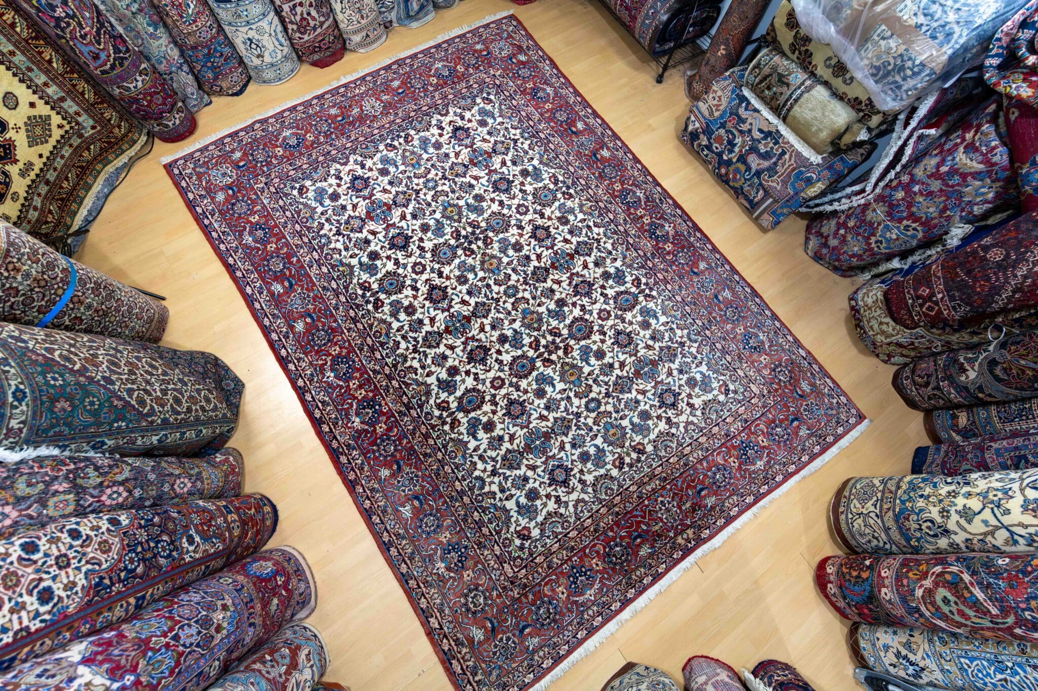 Isfahan Persian Rug 311 × 223 cm in Wool, hand-knotted - Image 3
