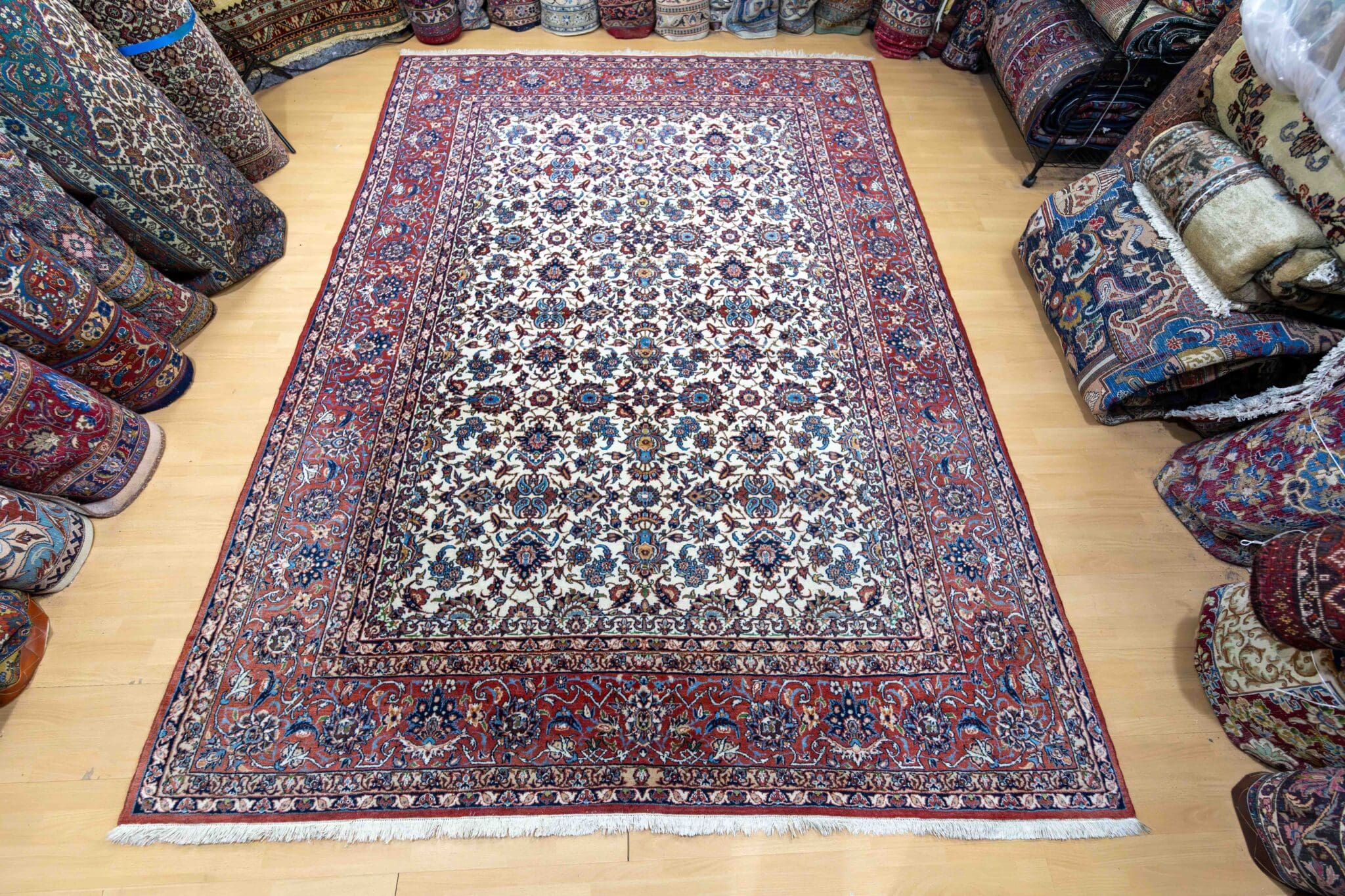 Alternative view of Isfahan Persian Rug 311 × 223 cm in Wool, hand-knotted