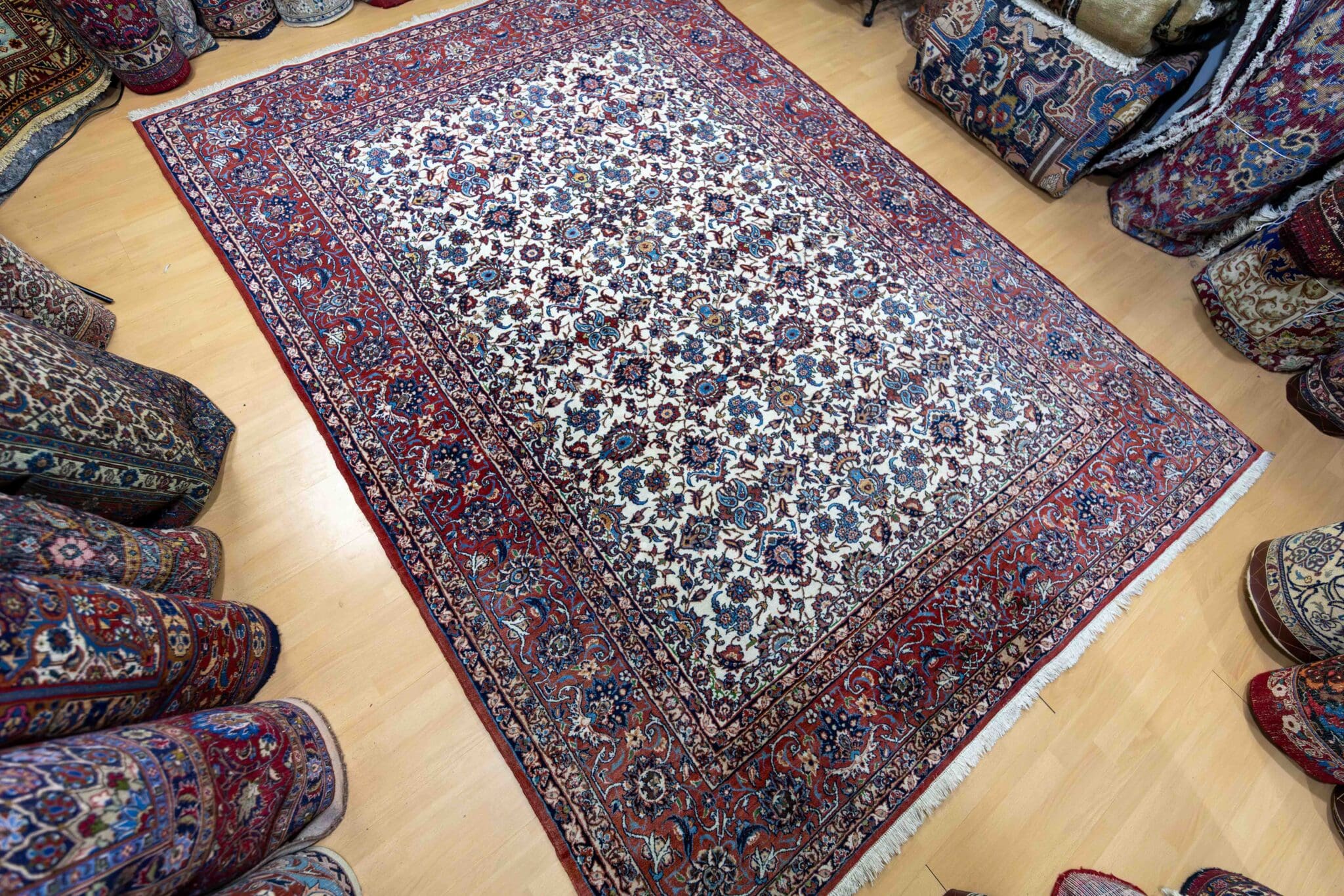 Isfahan Persian Rug 311 × 223 cm in Wool, hand-knotted - Image 6