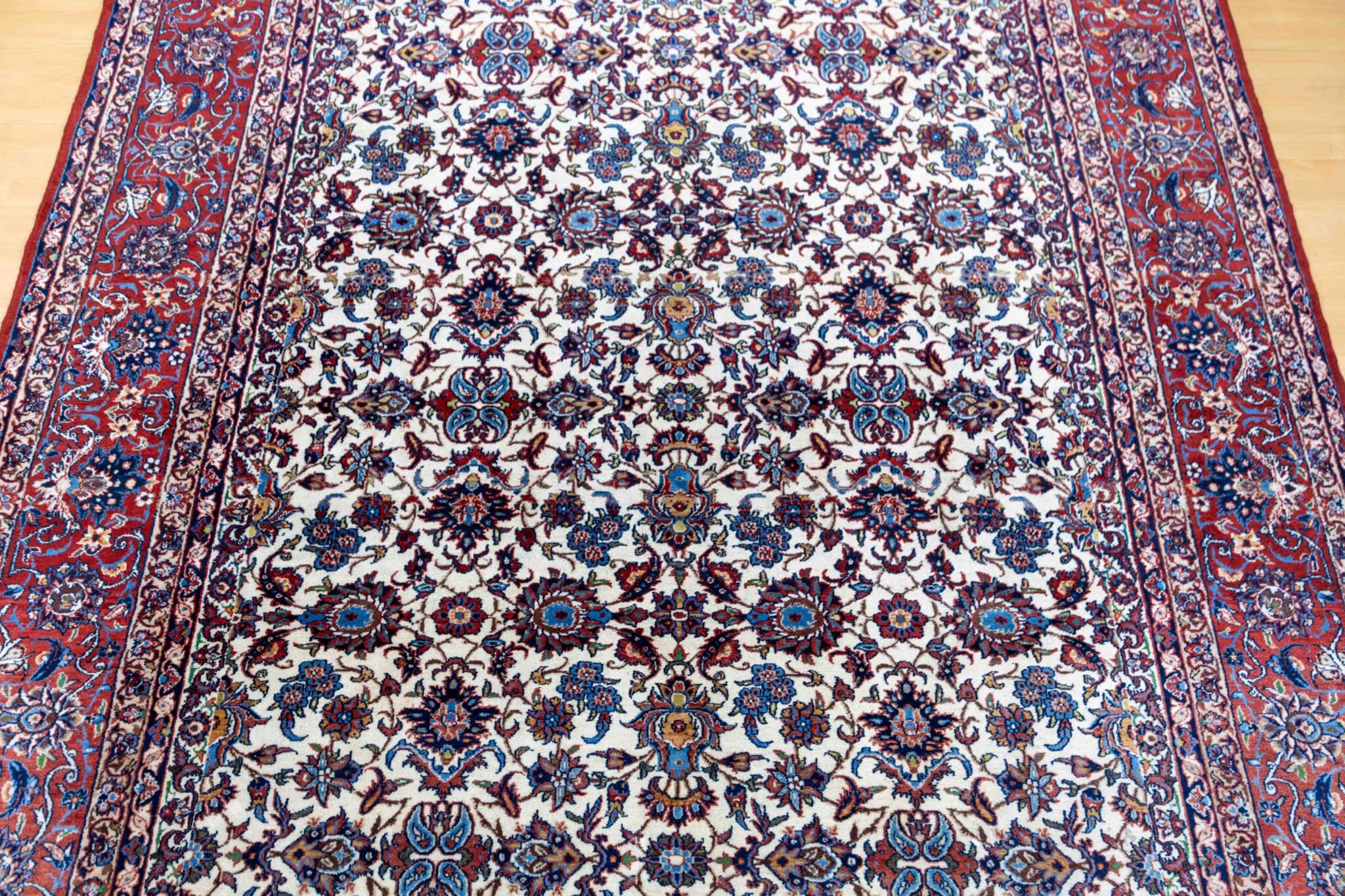 Isfahan Persian Rug 311 × 223 cm in Wool, hand-knotted - Image 4