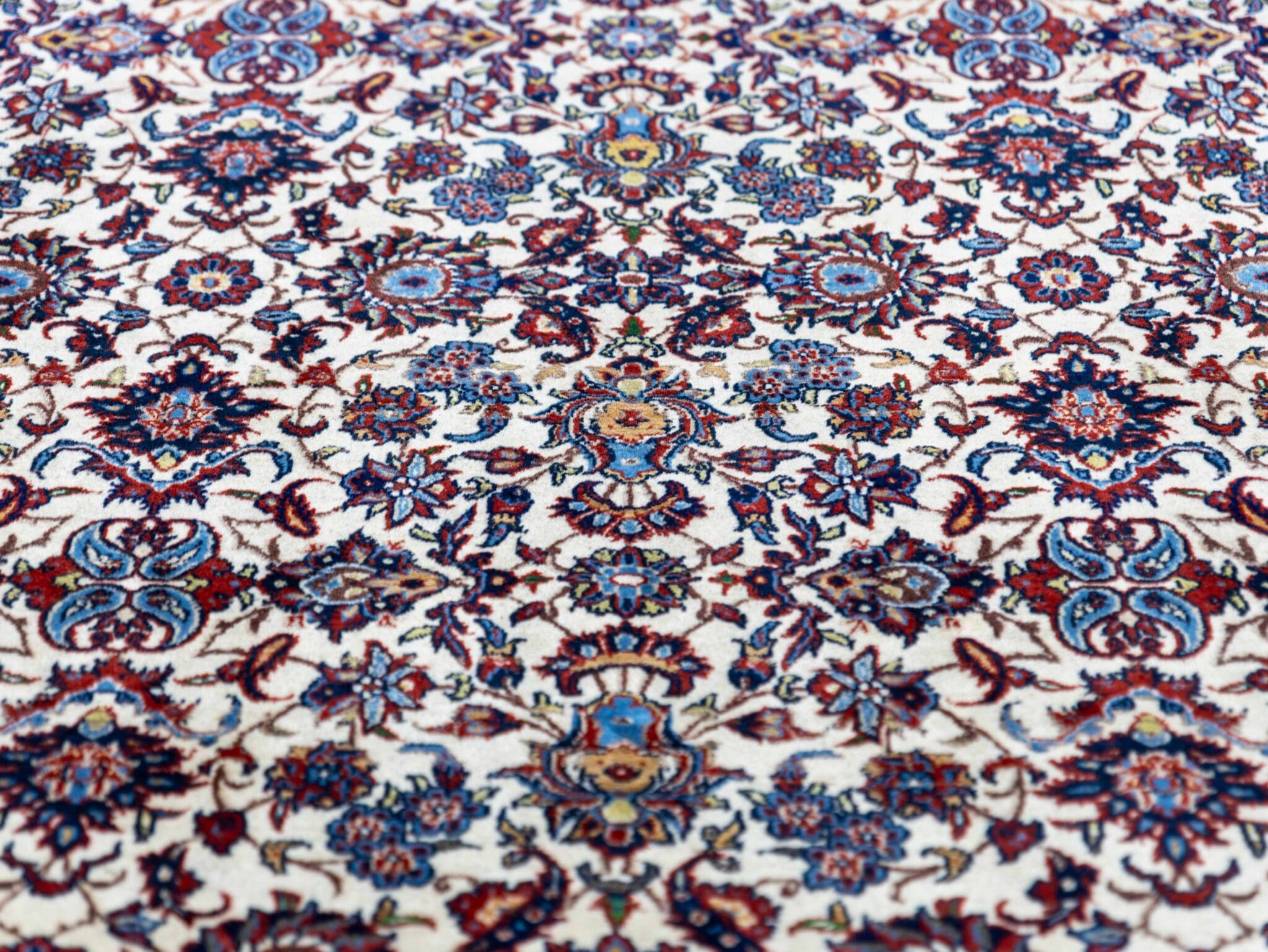 Isfahan Persian Rug 311 × 223 cm in Wool, hand-knotted - Image 9