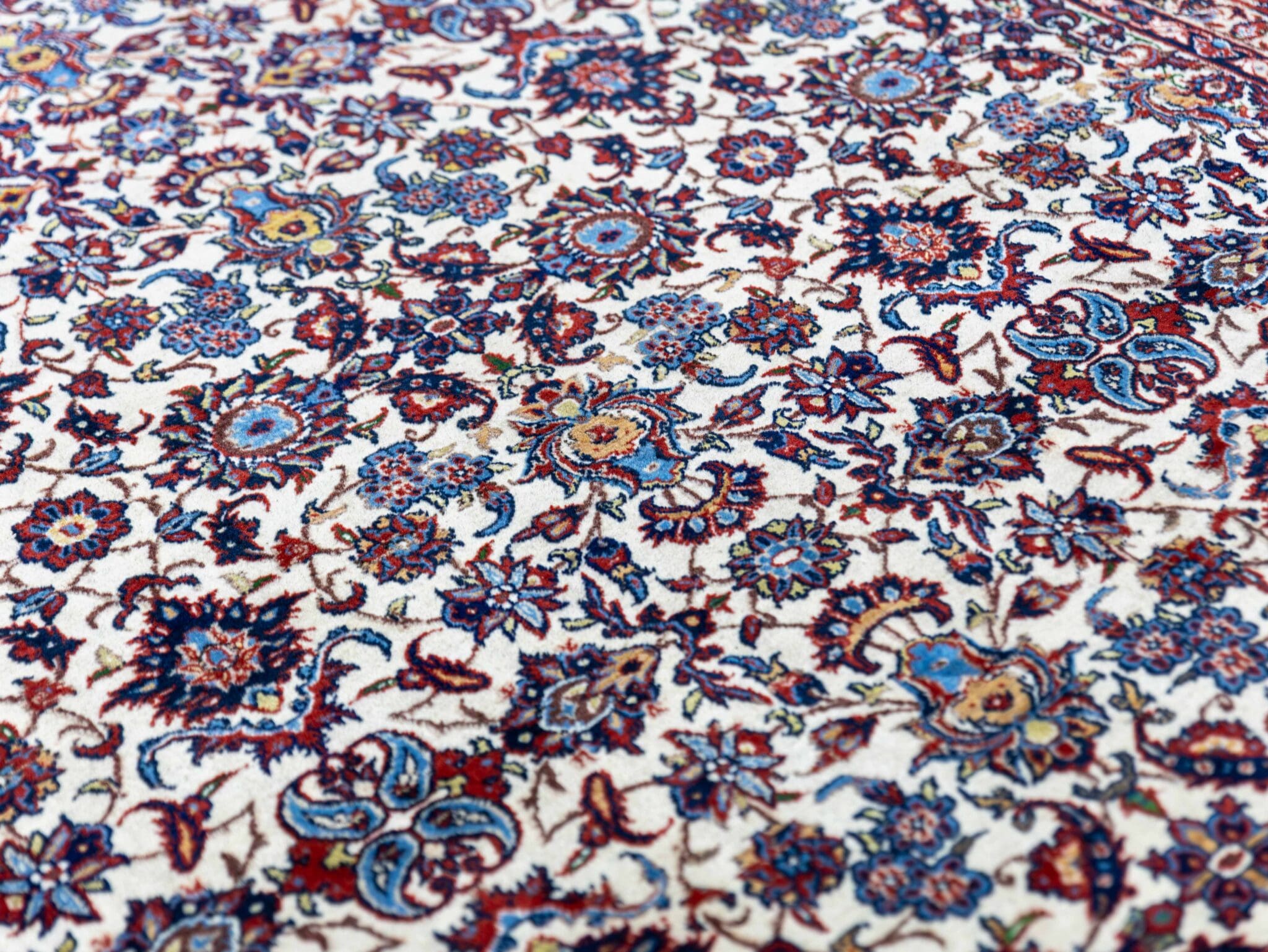Isfahan Persian Rug 311 × 223 cm in Wool, hand-knotted - Image 11