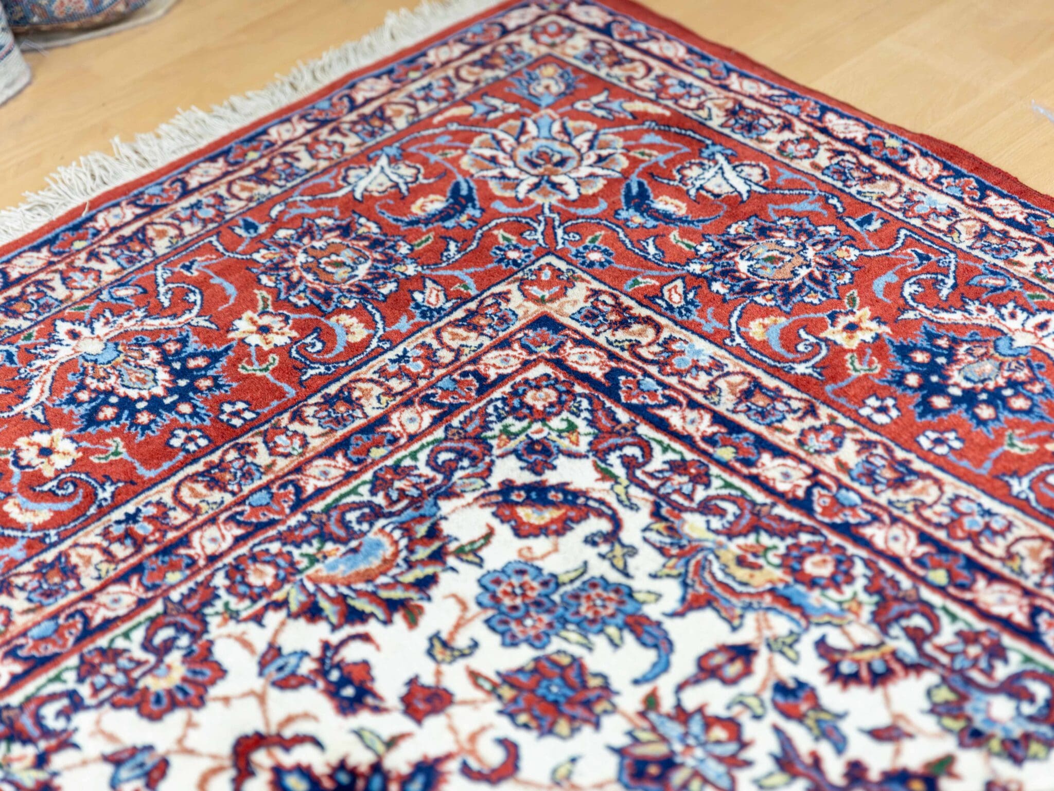 Isfahan Persian Rug 311 × 223 cm in Wool, hand-knotted - Image 12