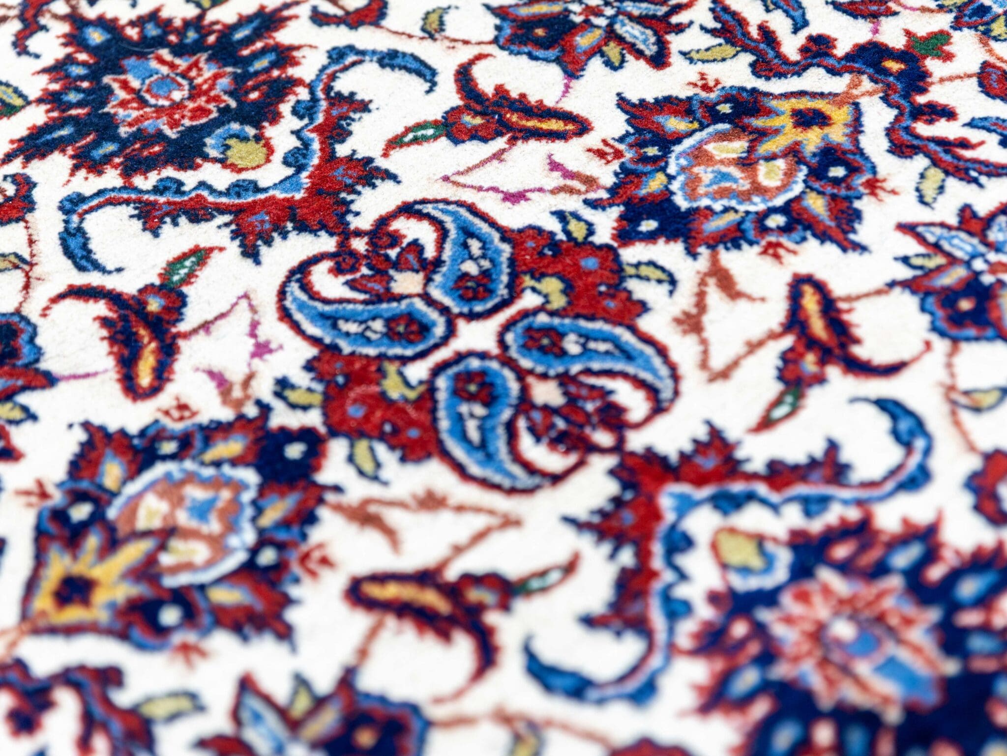 Isfahan Persian Rug 311 × 223 cm in Wool, hand-knotted - Image 14