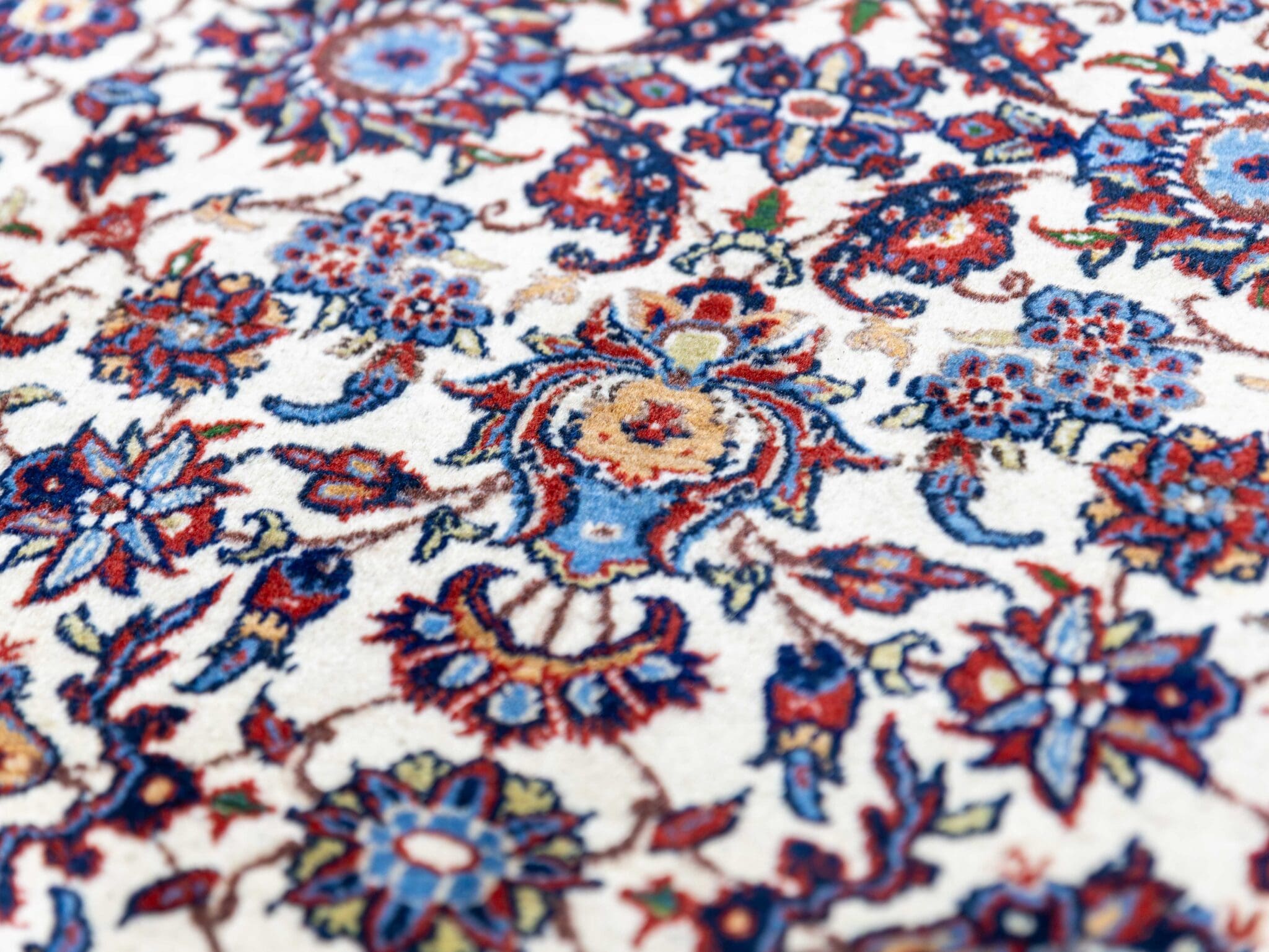 Isfahan Persian Rug 311 × 223 cm in Wool, hand-knotted - Image 15