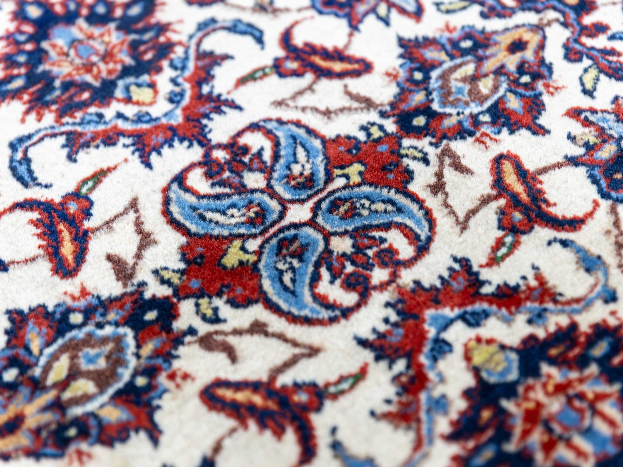 Isfahan Persian Rug 311 × 223 cm in Wool, hand-knotted - Image 18