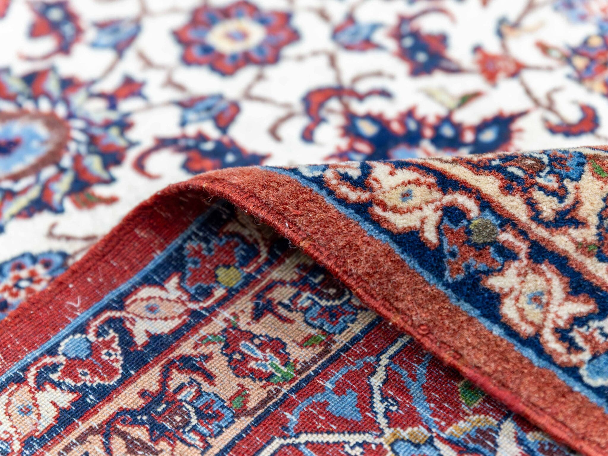 Isfahan Persian Rug 311 × 223 cm in Wool, hand-knotted - Image 8
