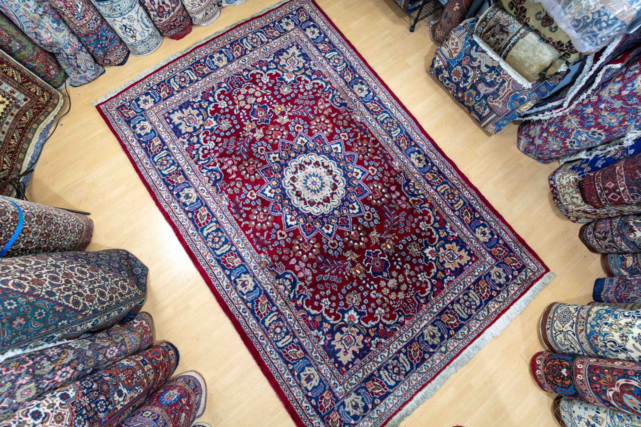 Alternative view of Mashhad Persian Rug 315 × 204 cm in Wool, hand-knotted