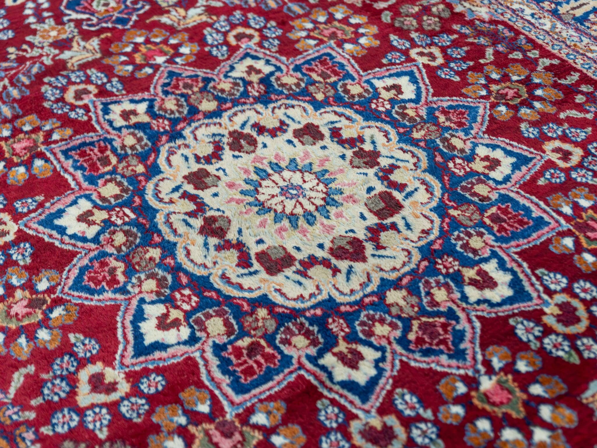 Mashhad Persian Rug 315 × 204 cm in Wool, hand-knotted - Image 9