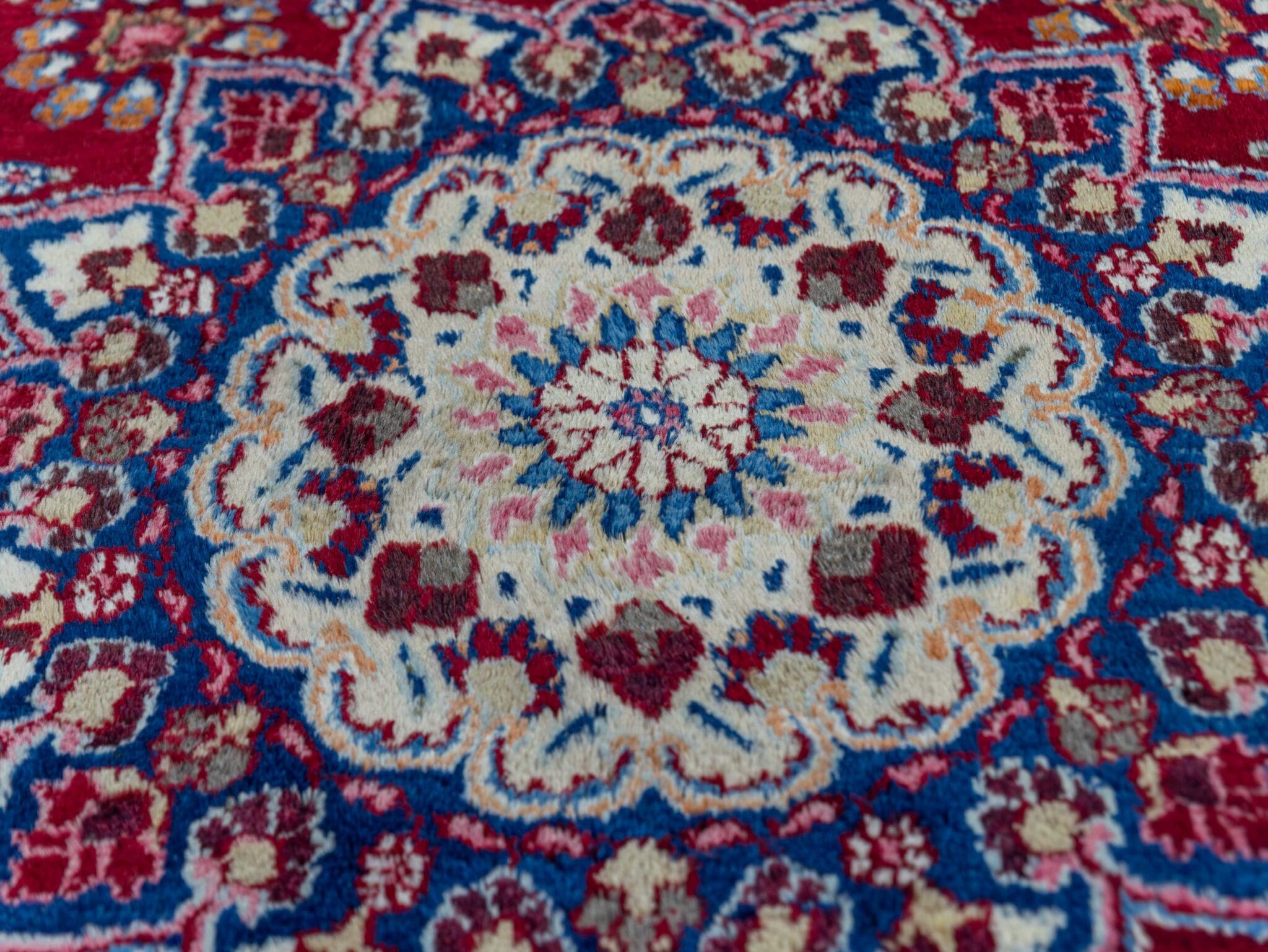 Mashhad Persian Rug 315 × 204 cm in Wool, hand-knotted - Image 10