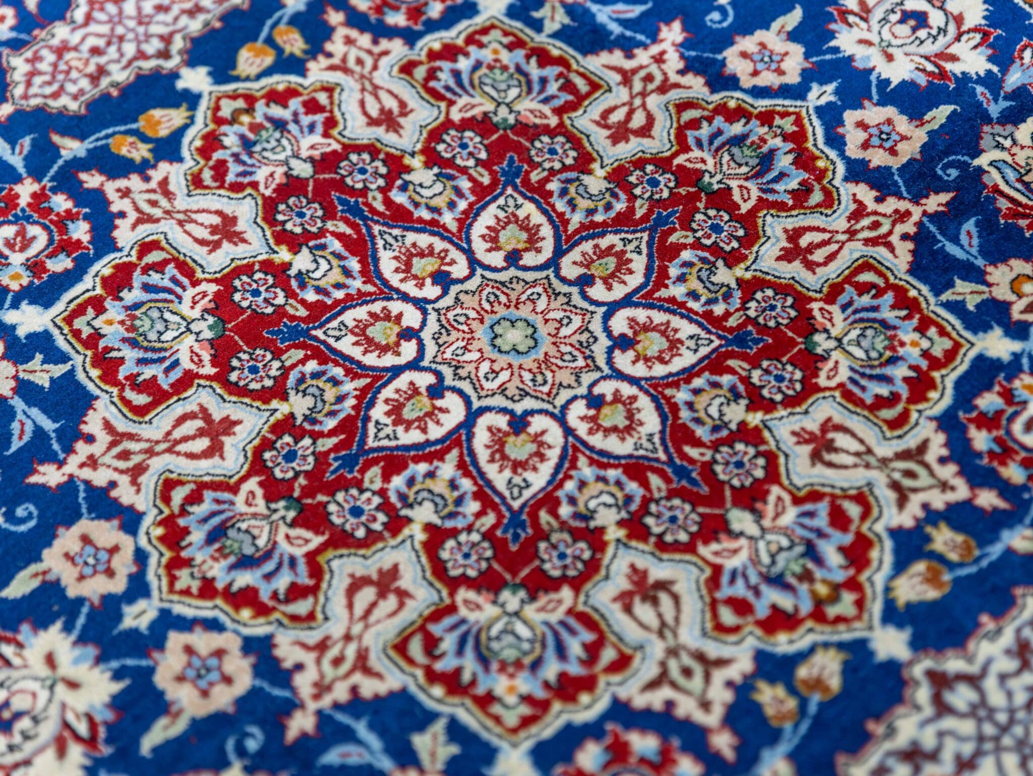 Wool & Silk Isfahan Persian Rug 156 × 102 cm, hand-knotted - Image 24