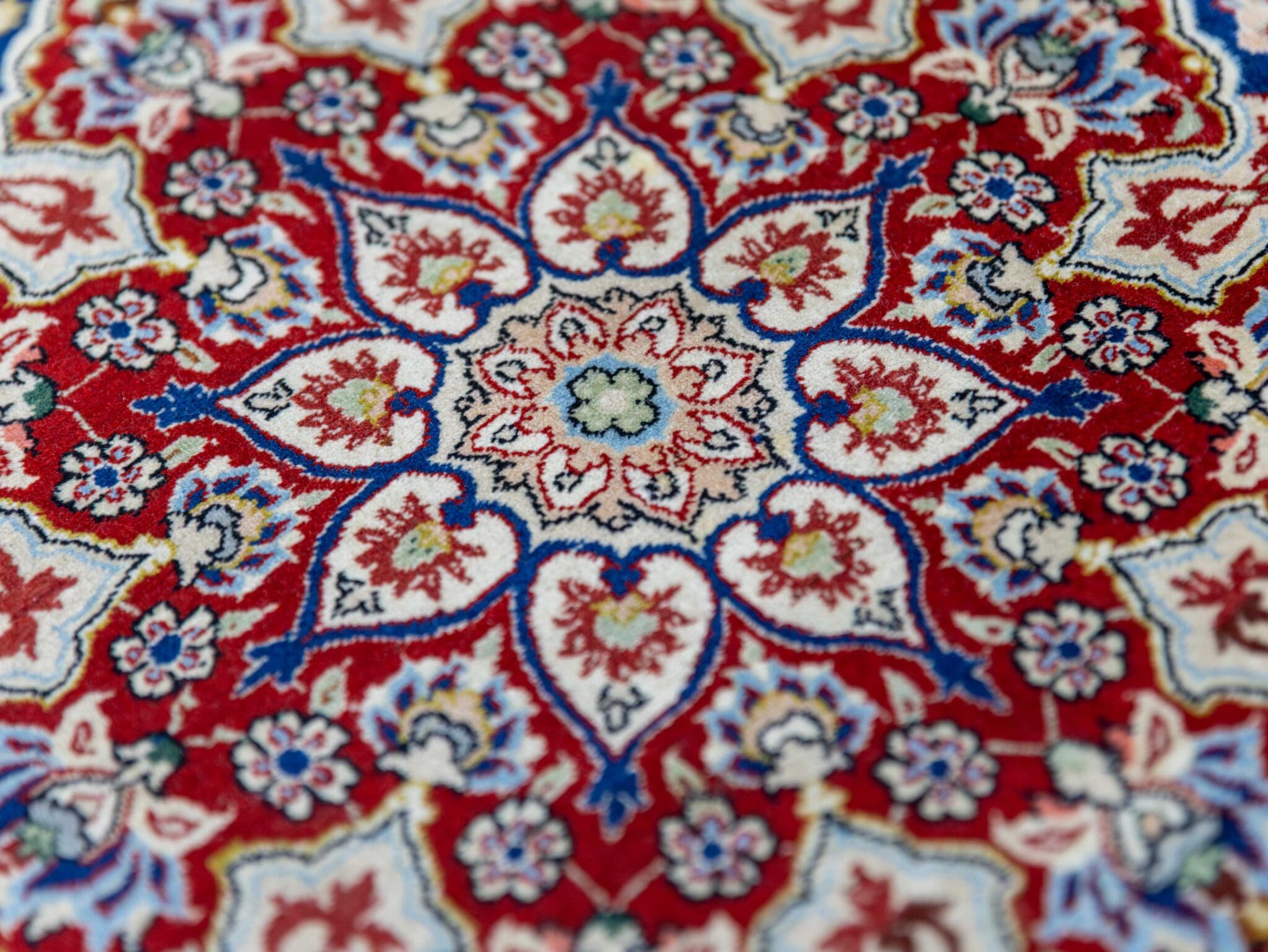 Wool & Silk Isfahan Persian Rug 156 × 102 cm, hand-knotted - Image 23