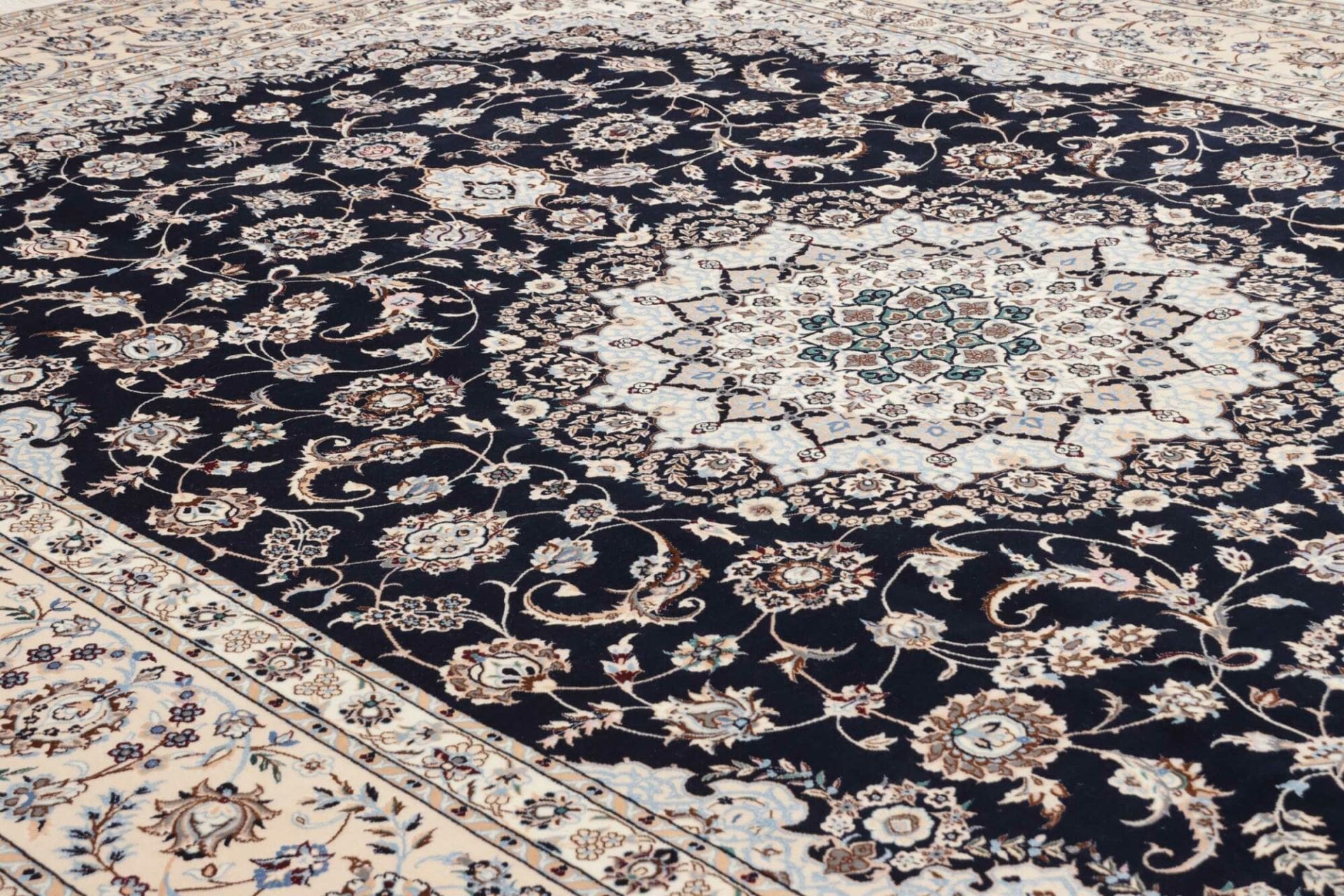 Nain Persian Rug 257 × 368 cm in Wool, hand-knotted - Image 6