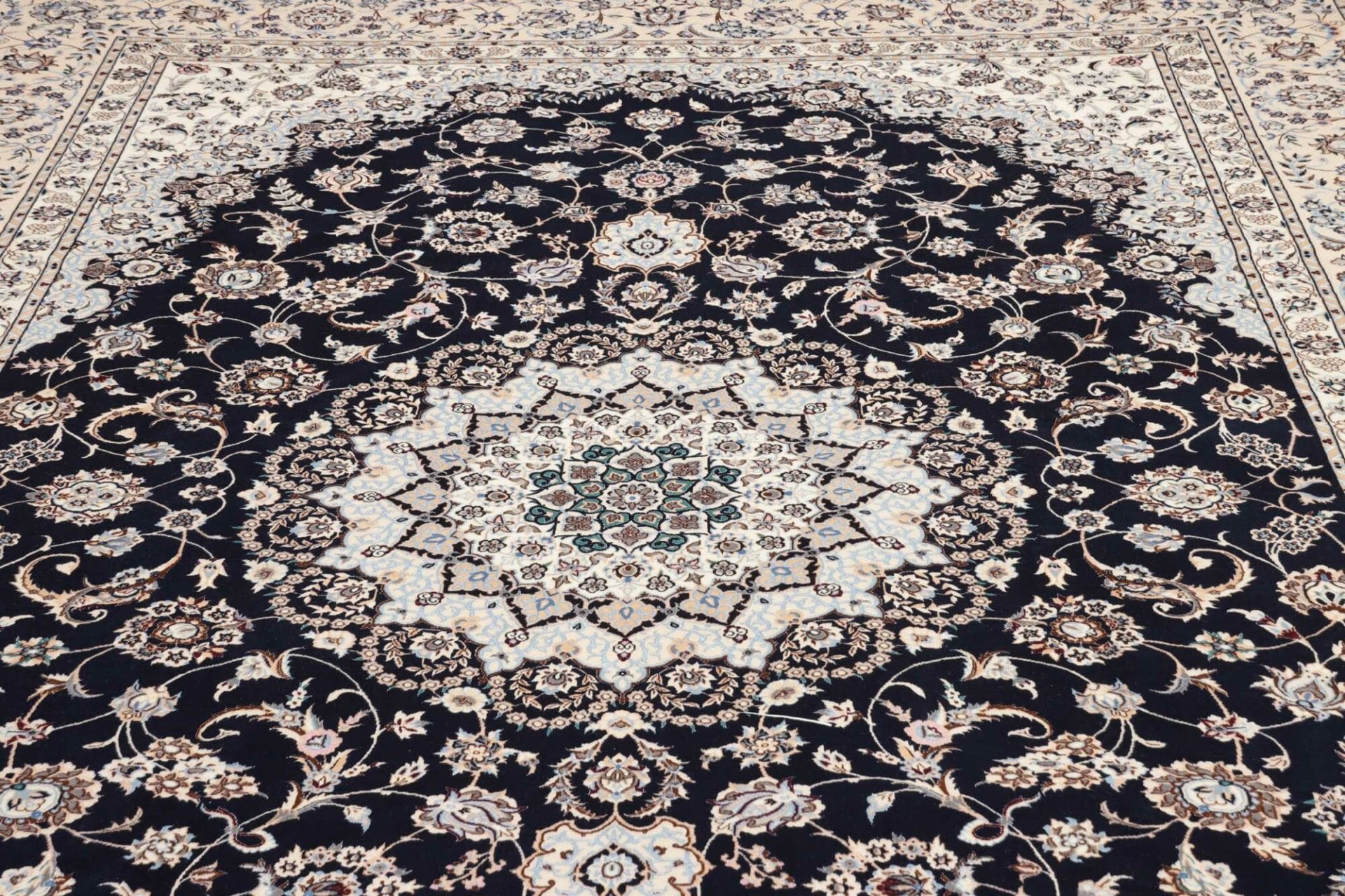 Nain Persian Rug 257 × 368 cm in Wool, hand-knotted - Image 7