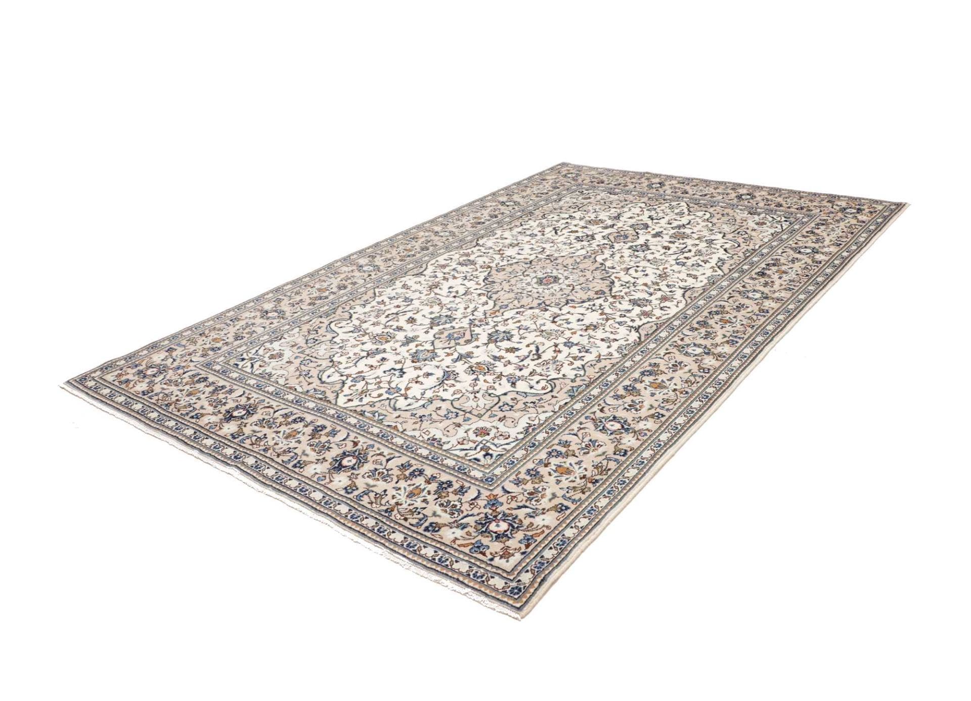 Alternative view of Kashan Persian Rug 196 × 307 cm in Wool, hand-knotted