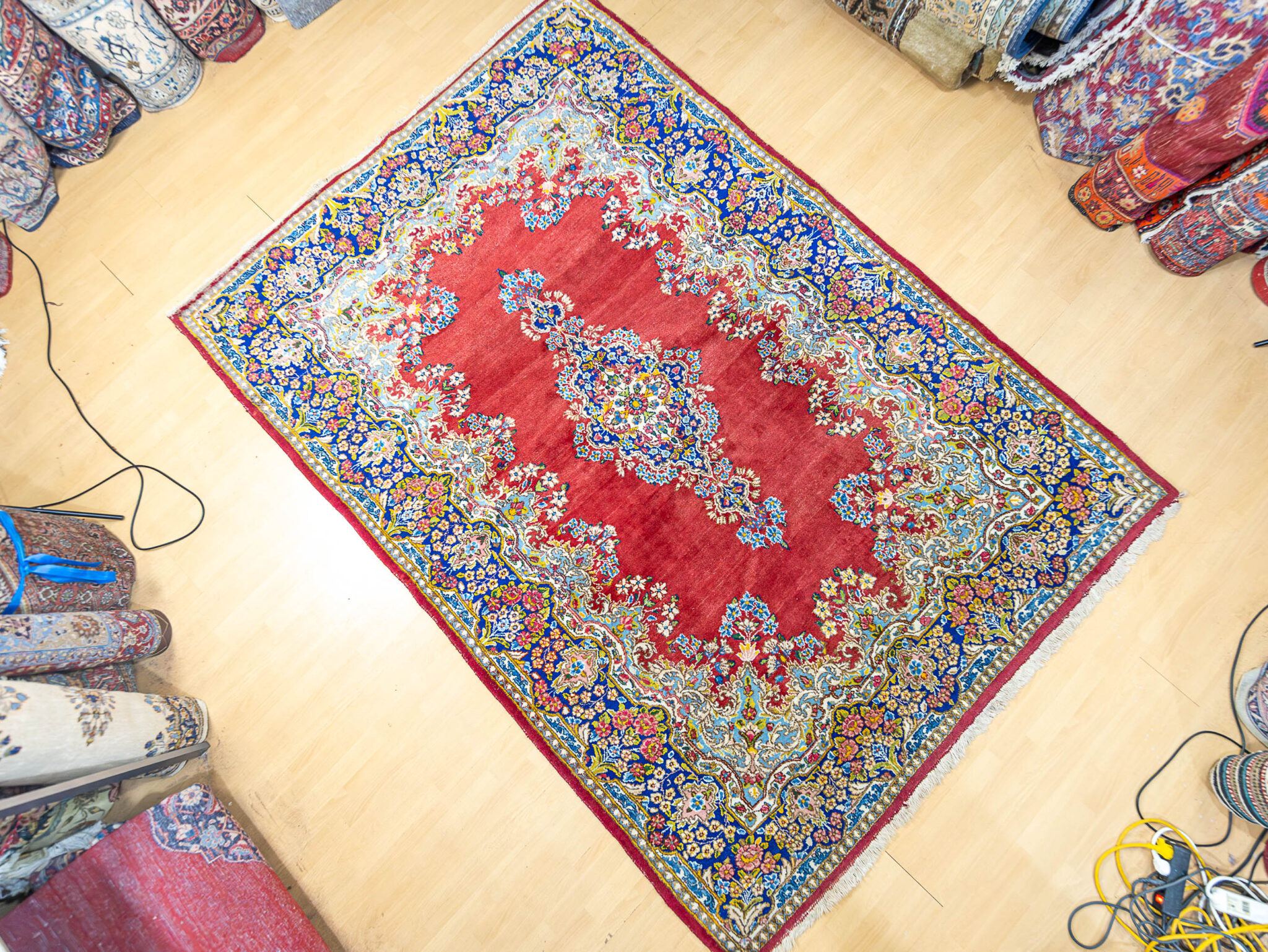 Alternative view of Kerman Persian Rug 270 × 188 cm in Wool, hand-knotted
