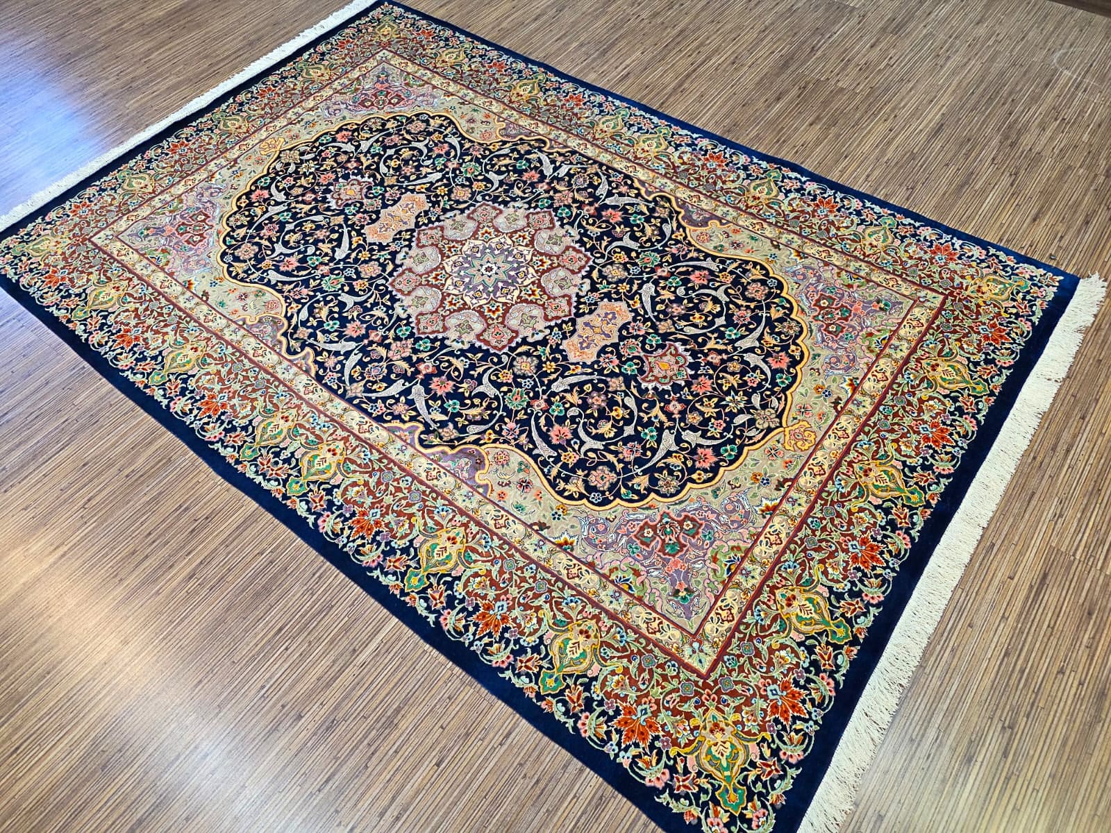 Isfahan Persian Rug 200 × 140 cm in Wool & Silk, hand-knotted - Image 3