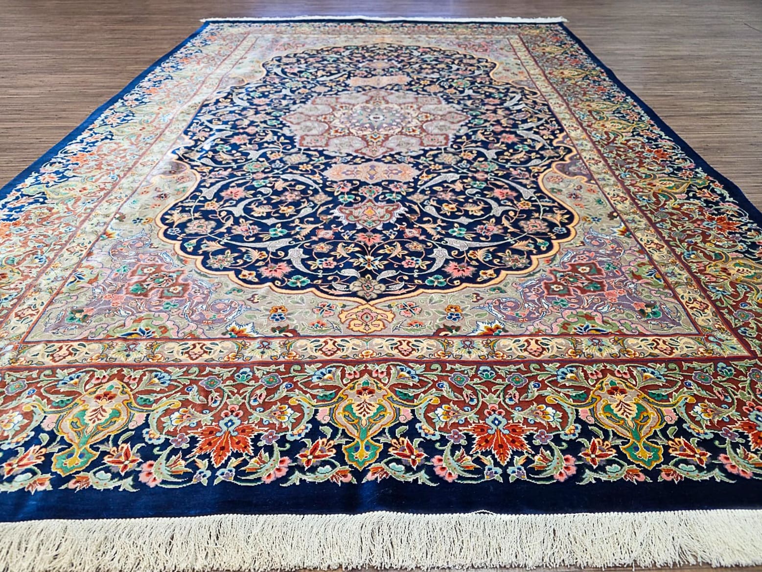 Alternative view of Isfahan Persian Rug 200 × 140 cm in Wool & Silk, hand-knotted